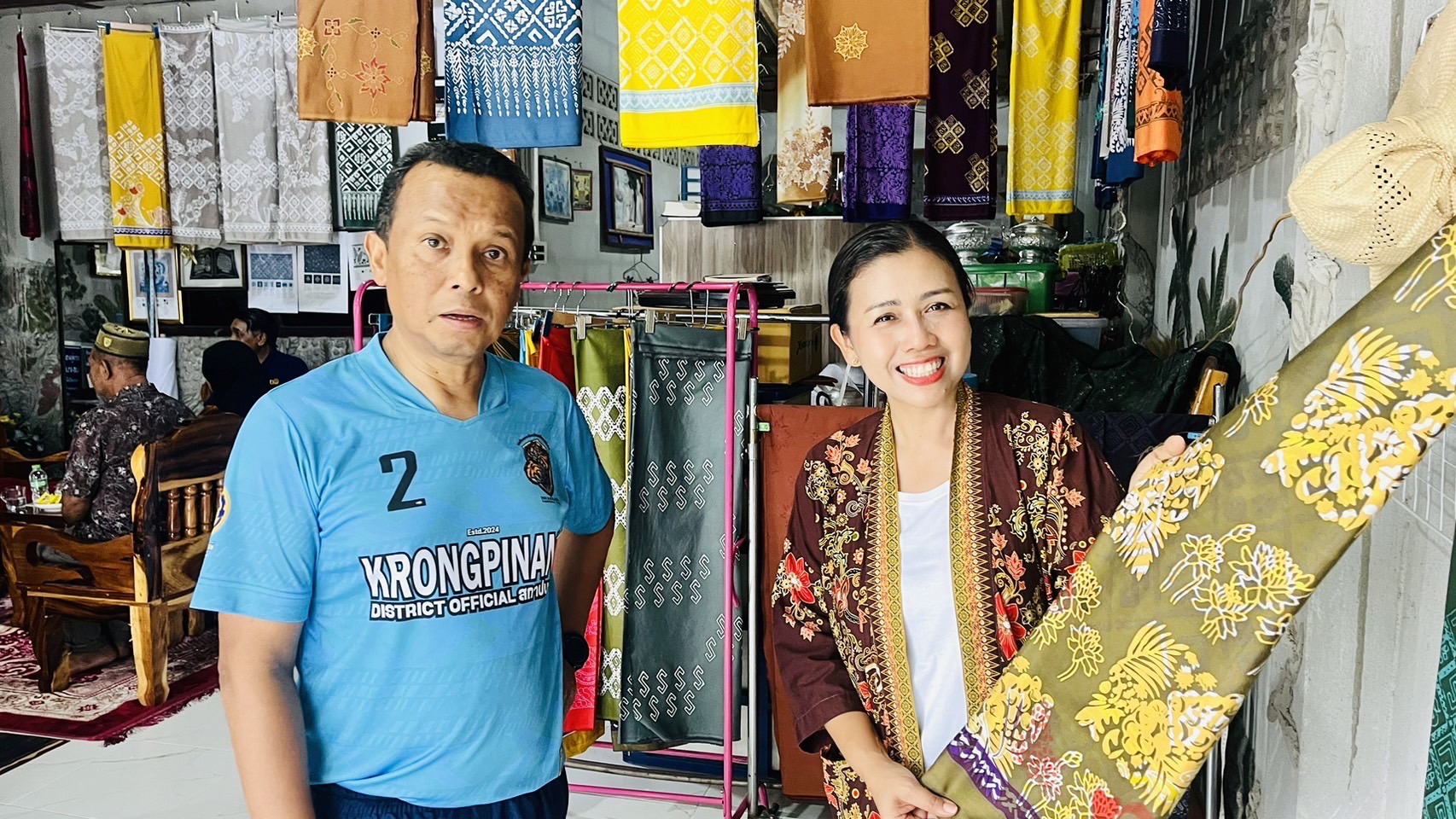 ผู้ว่าฯ ยะลา หนุนเสริมนโยบาย “ผ้าไทยใส่ให้สนุก” พร้อมลงพื้นที่เยี่ยมกลุ่มอิบรอเฮงบาติก สืบสานภูมิปัญญาท้องถิ่น