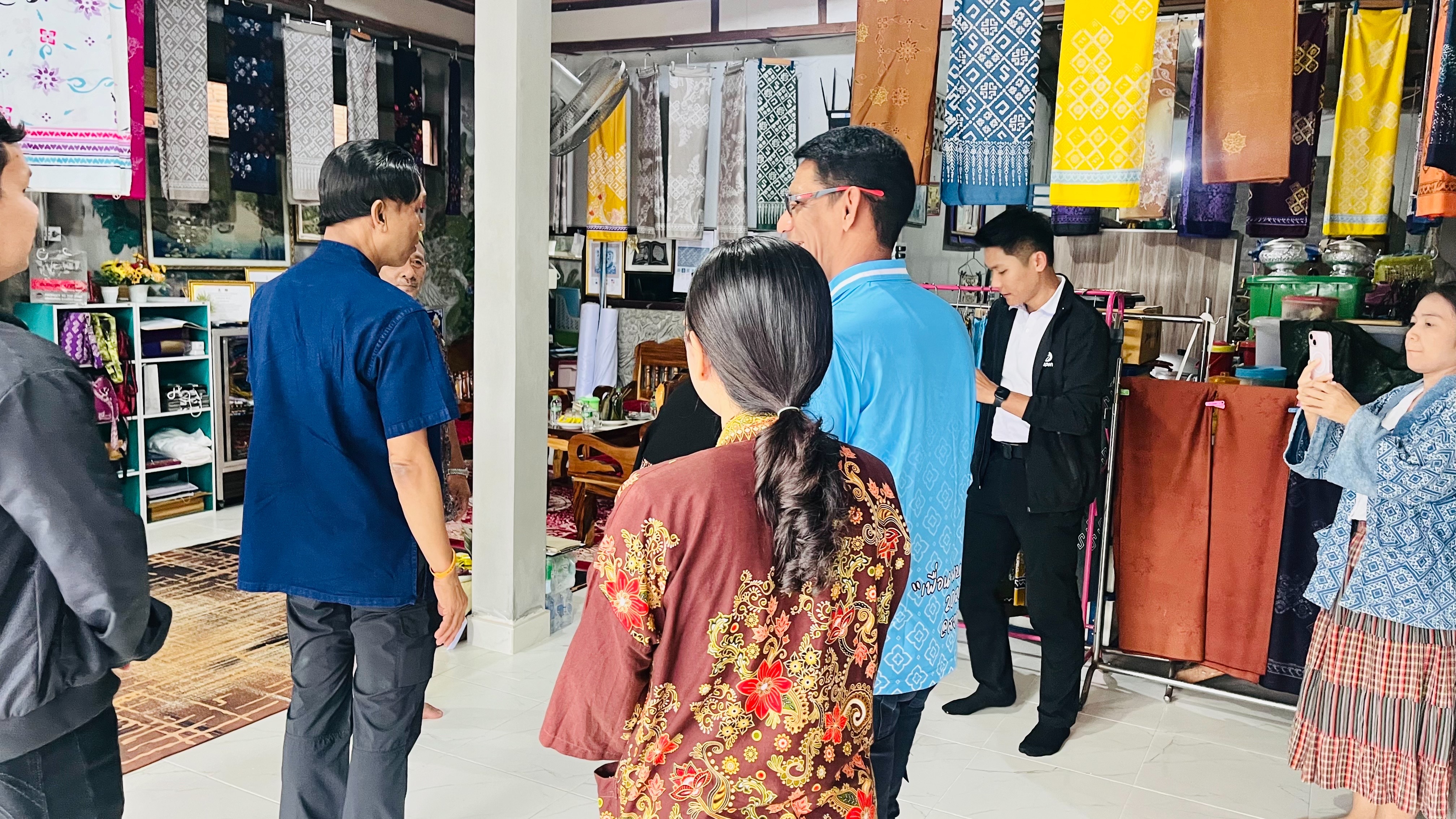ผู้ว่าฯ ยะลา หนุนเสริมนโยบาย “ผ้าไทยใส่ให้สนุก” พร้อมลงพื้นที่เยี่ยมกลุ่มอิบรอเฮงบาติก สืบสานภูมิปัญญาท้องถิ่น