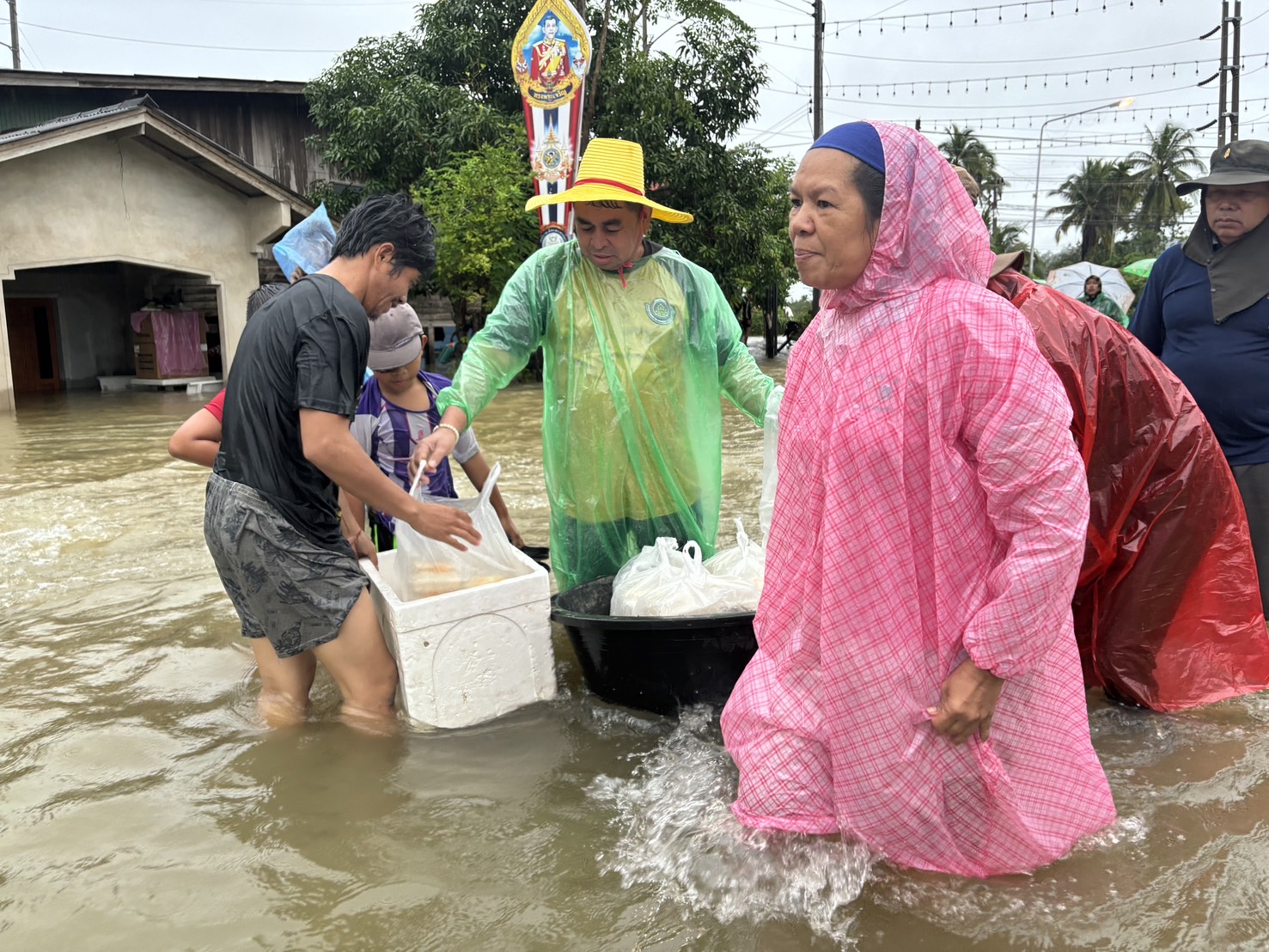พช.ยะลา ลงพื้นที่ช่วยเหลือผู้ประสบอุทกภัยในพื้นที่จังหวัดยะลา