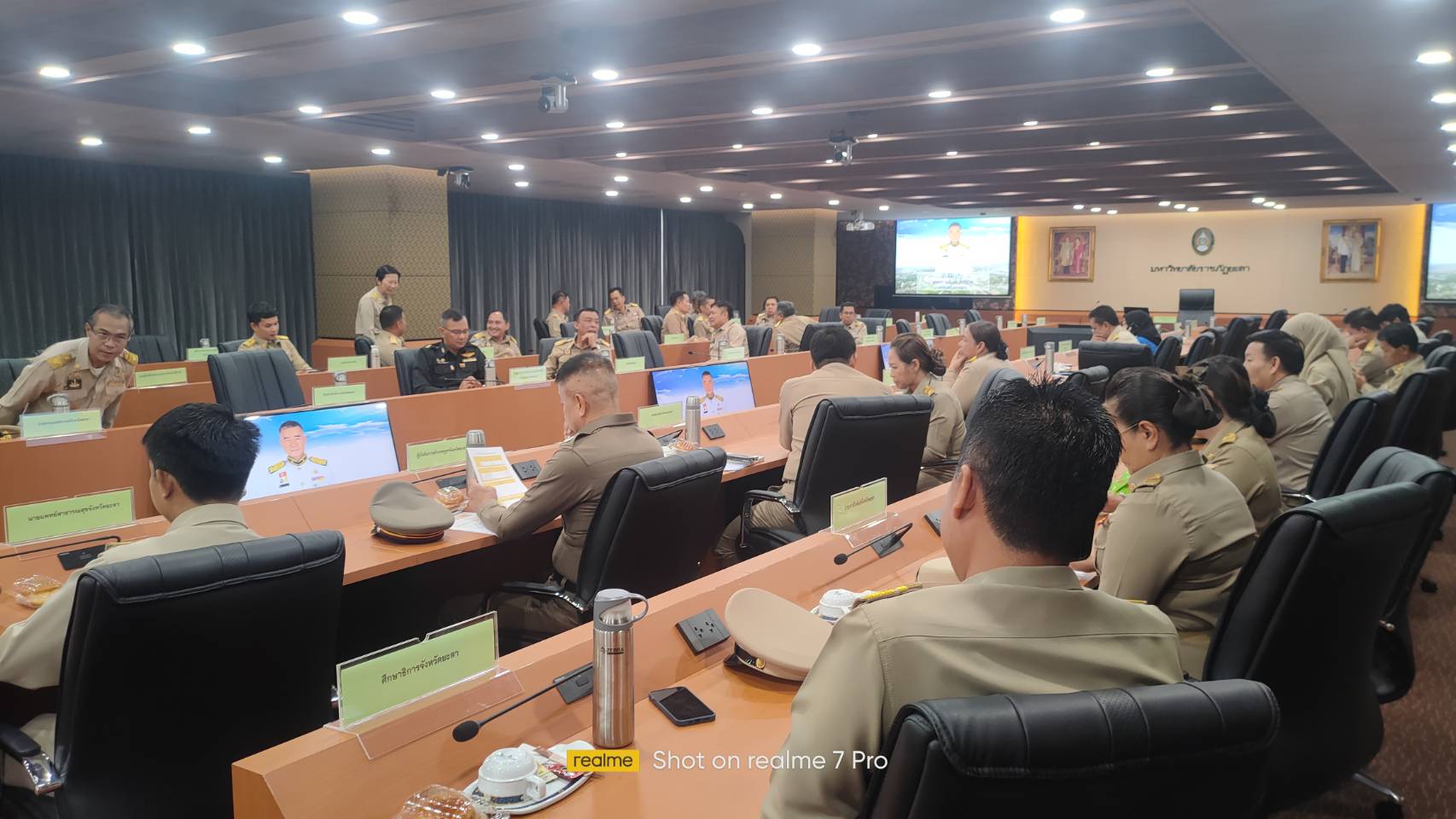 ในหลวง โปรดเกล้าฯ องคมนตรี เชิญสิ่งของพระราชทานมอบราษฎรประสบอุทกภัย จ.ยะลา