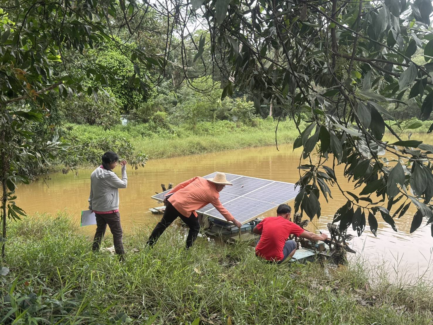 พช.ยะลา ลงพื้นที่ให้กำลังใจศูนย์เรียนรู้ “โคก หนอง นา” หลังฝนตกหนัก