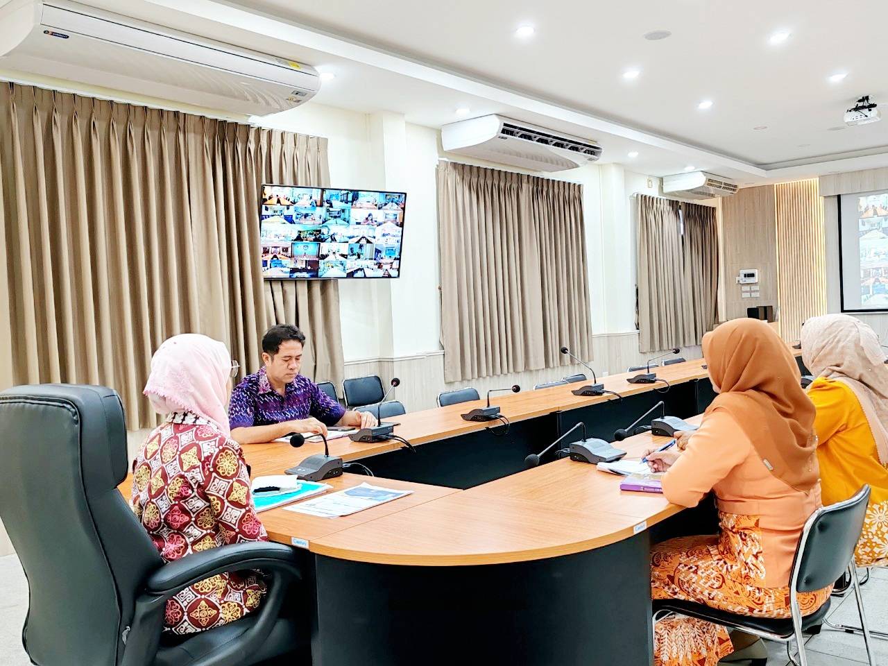 พช.ยะลาร่วมรับฟังการประชุมชี้แจงแนวทางการสมัครและหลัเกณฑ์การพิจารณารางวัลเลิศรัฐ ประจำปีงบประมาณ พ.ศ.2568