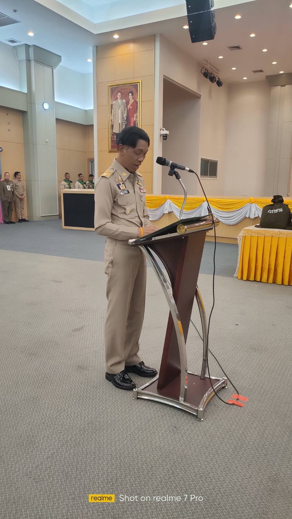 ในหลวง โปรดเกล้าฯ องคมนตรี เชิญสิ่งของพระราชทานมอบราษฎรประสบอุทกภัย จ.ยะลา