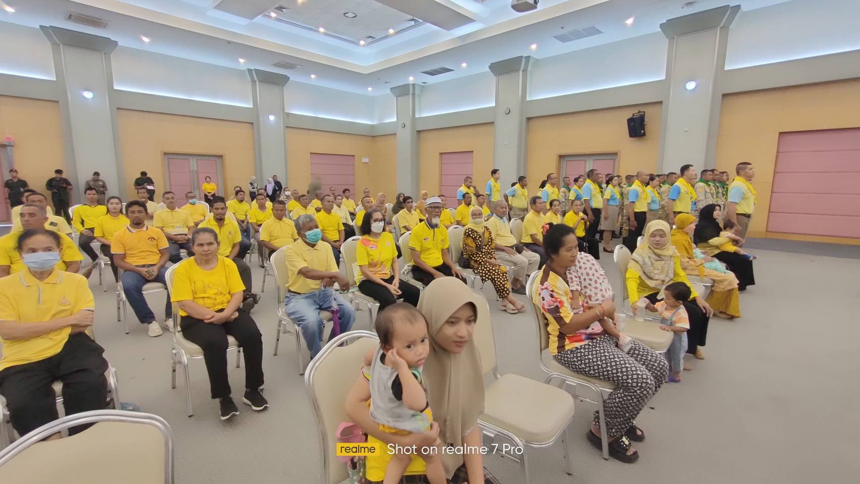 ในหลวง โปรดเกล้าฯ องคมนตรี เชิญสิ่งของพระราชทานมอบราษฎรประสบอุทกภัย จ.ยะลา
