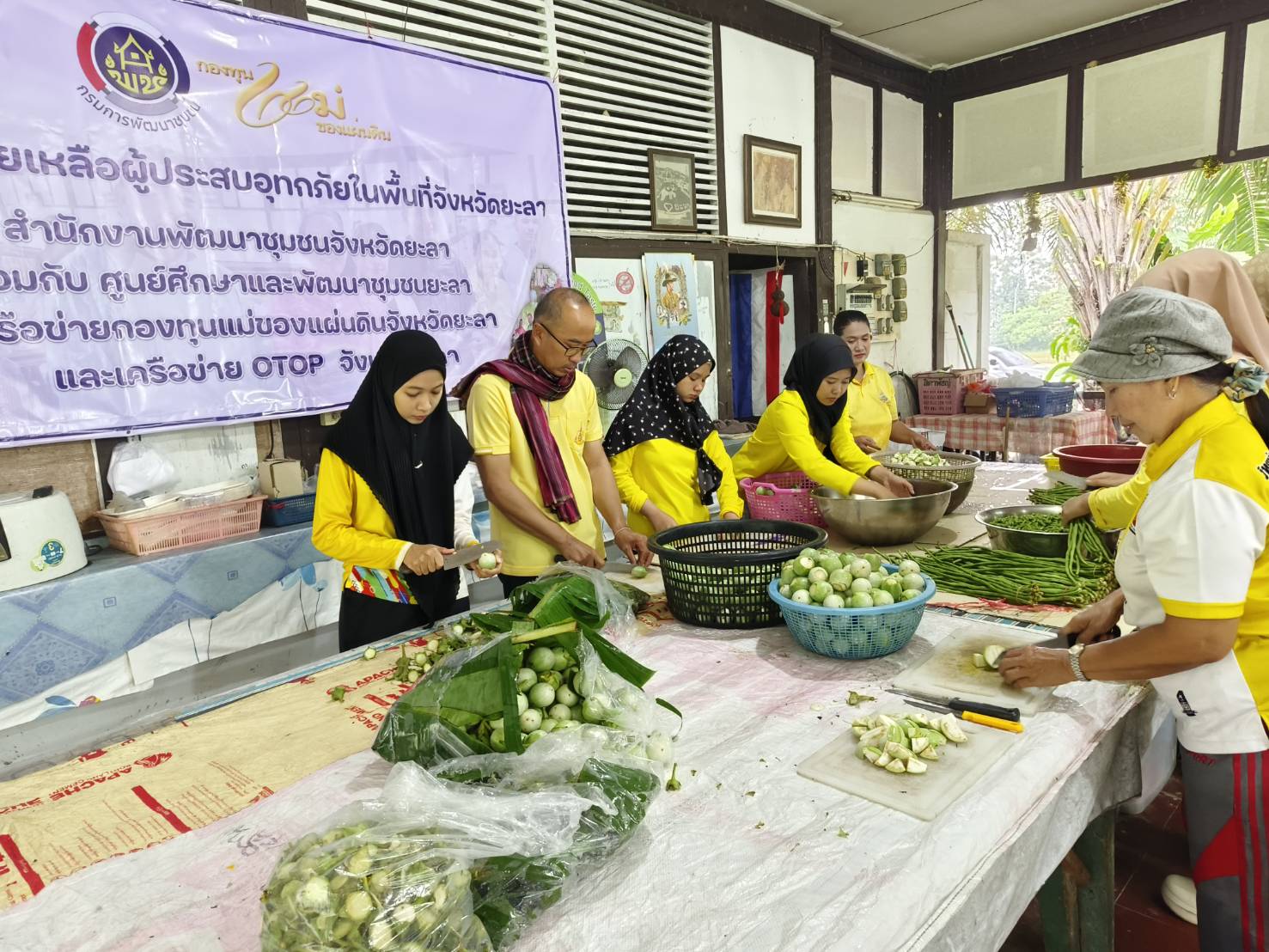 พช.ยะลา เปิดโรงครัว วันที่ 4 ช่วยเหลือผู้ประสบอุทกภัยในพื้นที่จังหวัดยะลา
