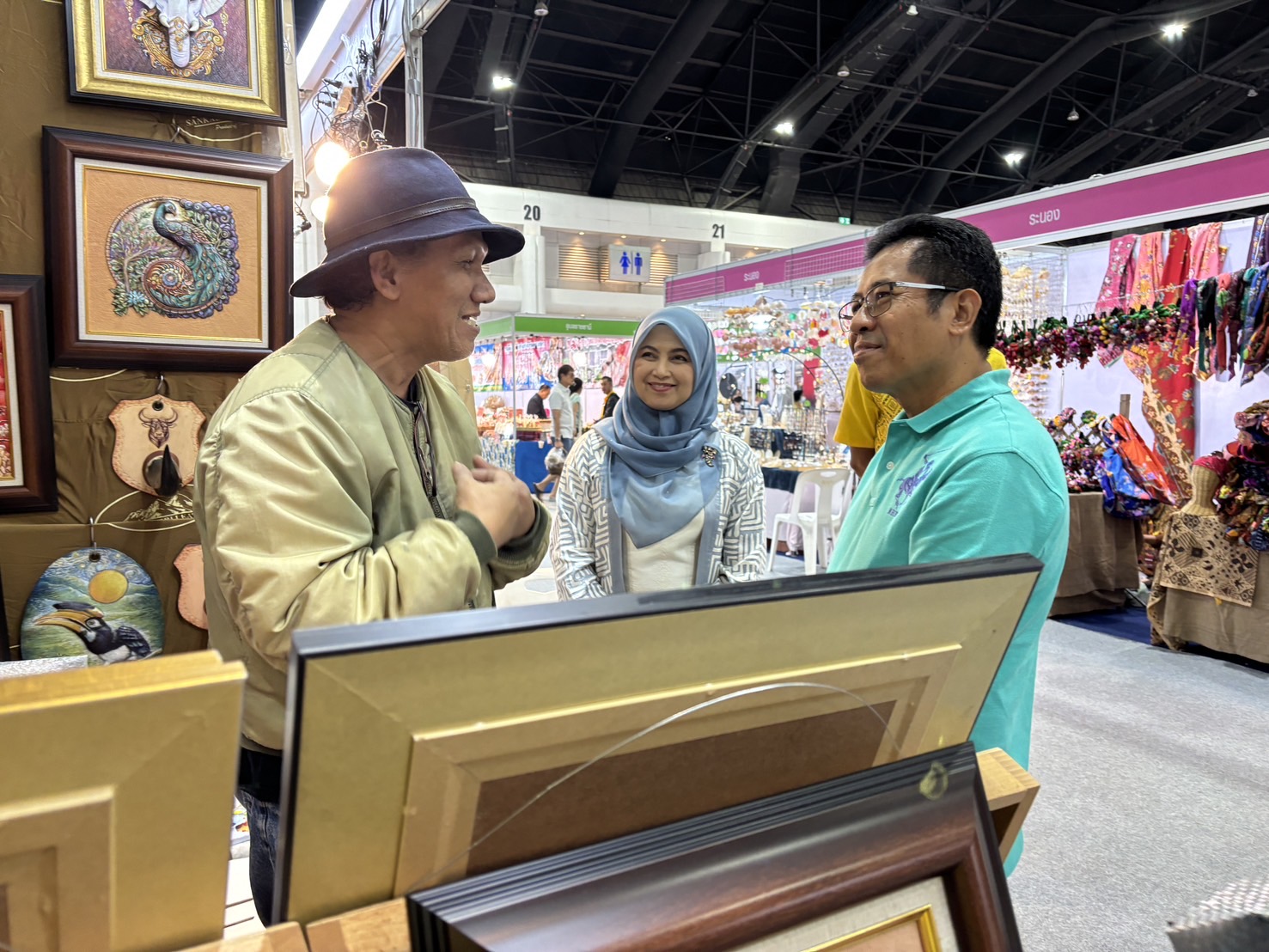 รองผู้ว่าฯ ยะลา ตรวจเยี่ยมและให้กำลังใจผู้ผลิต OTOP ในงาน OTOP City 2024