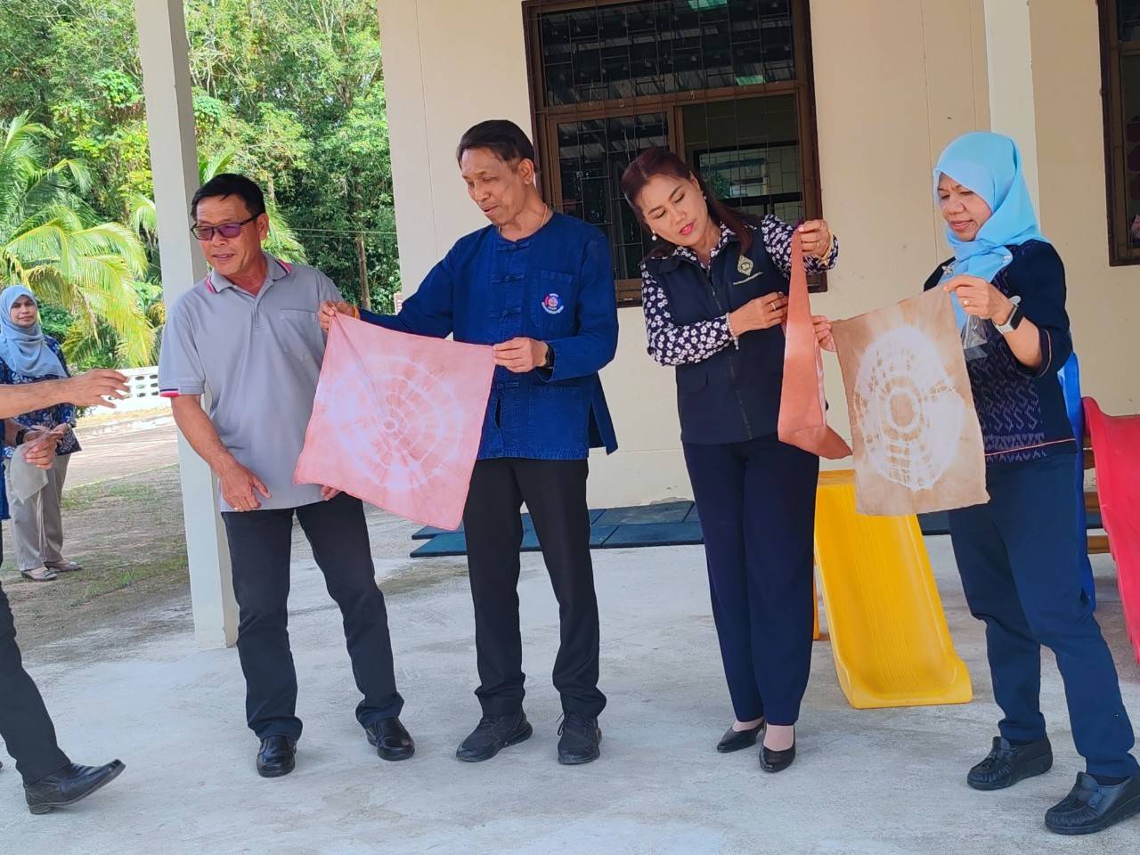 พช.ยะลา ขับเคลื่อนการพัฒนาคุณภาพชีวิตตามหลักทฤษฎีใหม่ ประยุกต์สู่ “โคก หนอง นา ” ระดับจังหวัดและกิจกรรมคุณนายดูผ้า ผู้ว่าๆ ชวนท่องเที่ยวชุมชน ช้อปสุขใจหน้าบ้าน พช.” ครั้งที่ 2
