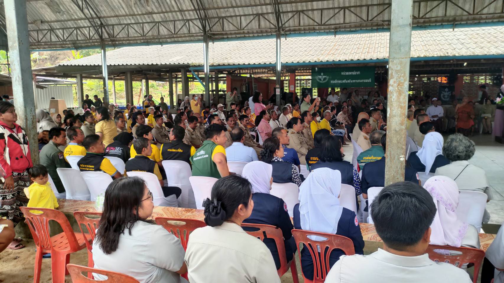 พช.ยะลา ร่วมกิจกรรมจังหวัดเคลื่อนที่ “หน่วยบำบัดทุกข์ บำรุงสุข สร้างรอยยิ้มให้ประชาชน”