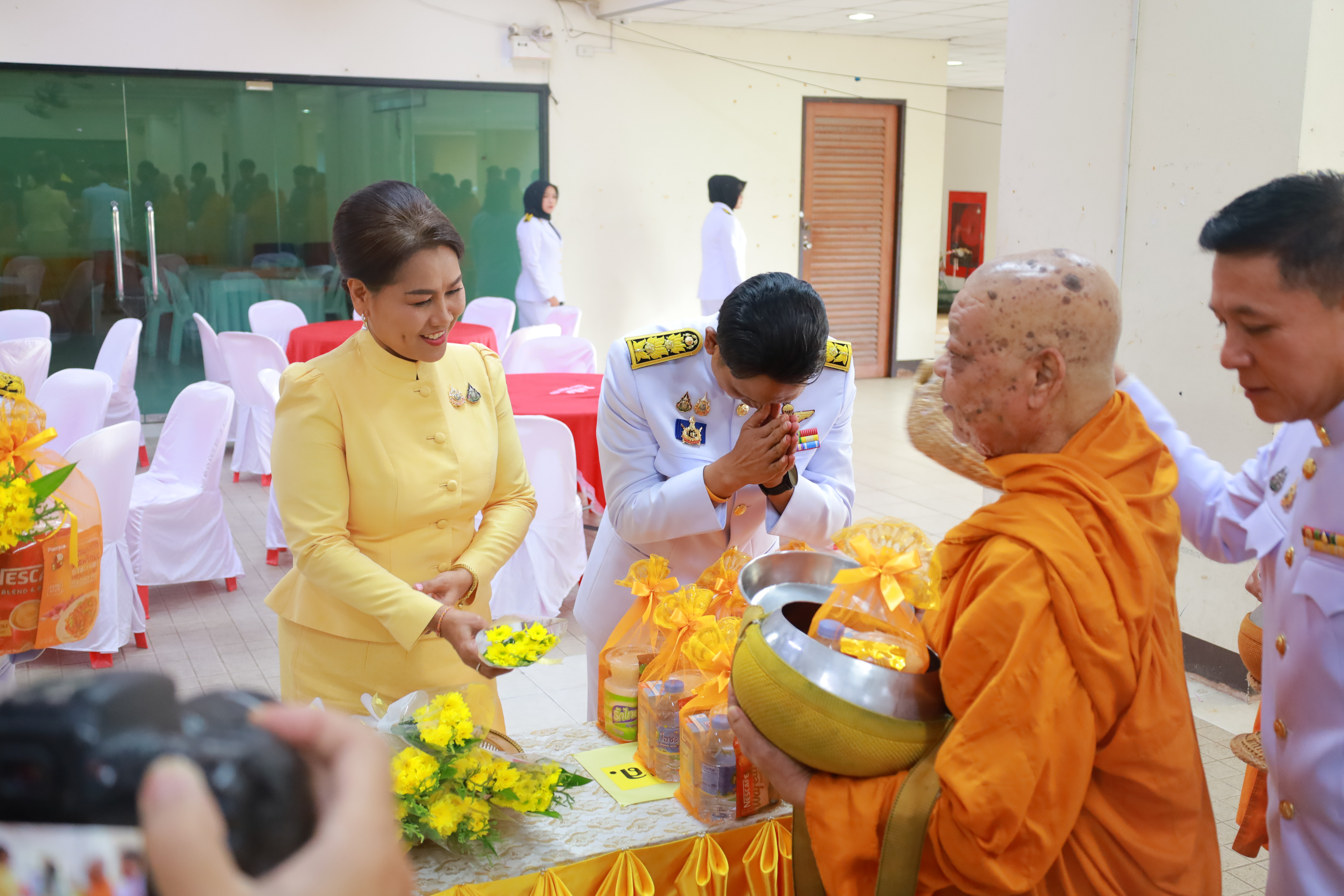 พช.ยะลา ร่วมพิธีเจริญพระพุทธมนต์ทำบุญตักบาตร  พิธีทางศาสนามหามงคลถวายพระราชกุศล 4 ศาสนา กิจกรรมเฉลิมพระเกียรติพระบาทสมเด็จพระเจ้าอยู่หัว  เนื่องในโอกาสพระราชพิธีสมมงคลพระชนมายุเท่าพระบาทสมเด็จพระพุทธยอดฟ้าจุฬาโลกมหาราช สมเด็จพระปฐมบรมกษัตริยาธิราชแห่งพระราชวงศ์จักรี พุทธศักราช 2568