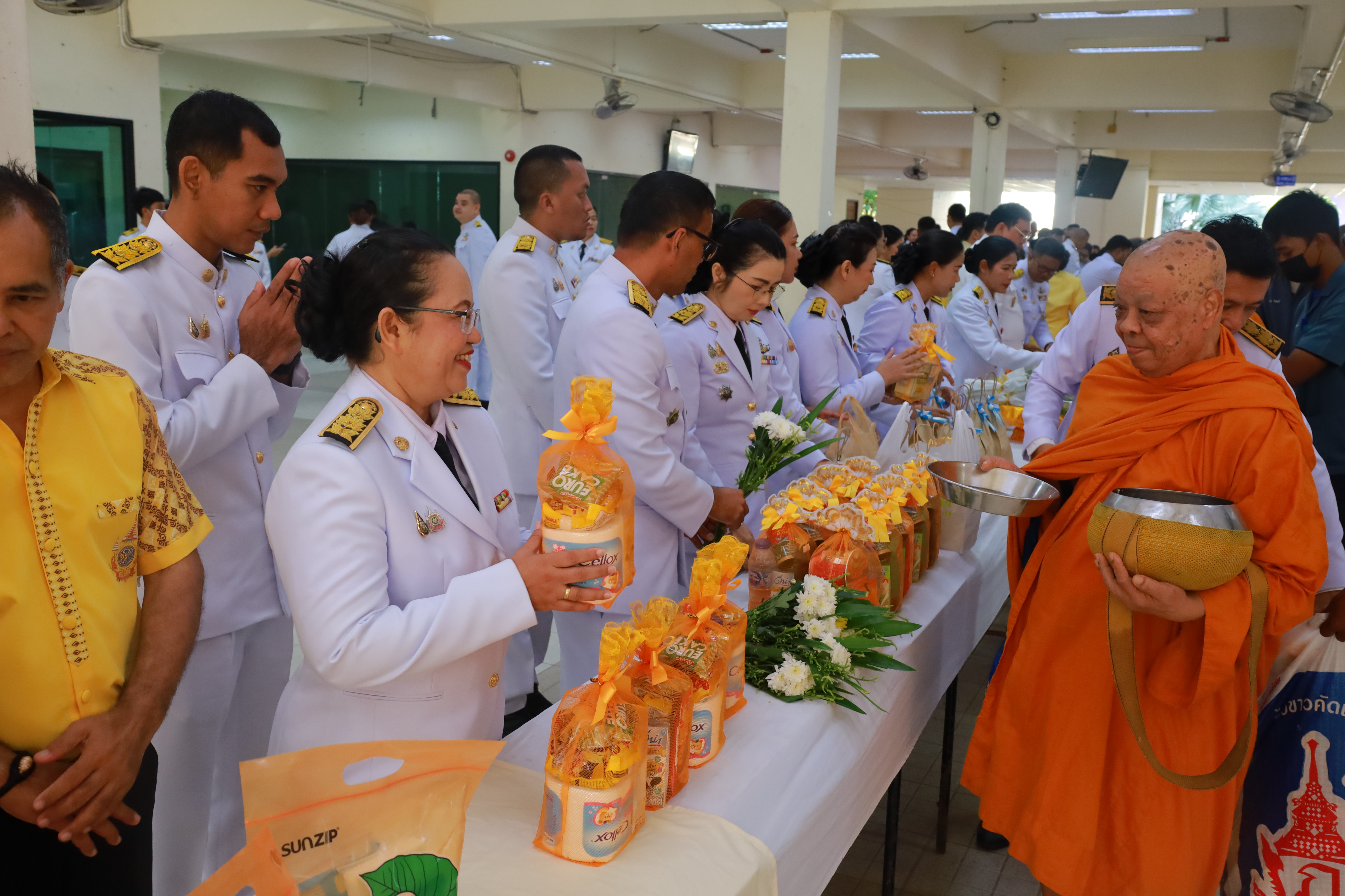พช.ยะลา ร่วมพิธีเจริญพระพุทธมนต์ทำบุญตักบาตร  พิธีทางศาสนามหามงคลถวายพระราชกุศล 4 ศาสนา กิจกรรมเฉลิมพระเกียรติพระบาทสมเด็จพระเจ้าอยู่หัว  เนื่องในโอกาสพระราชพิธีสมมงคลพระชนมายุเท่าพระบาทสมเด็จพระพุทธยอดฟ้าจุฬาโลกมหาราช สมเด็จพระปฐมบรมกษัตริยาธิราชแห่งพระราชวงศ์จักรี พุทธศักราช 2568