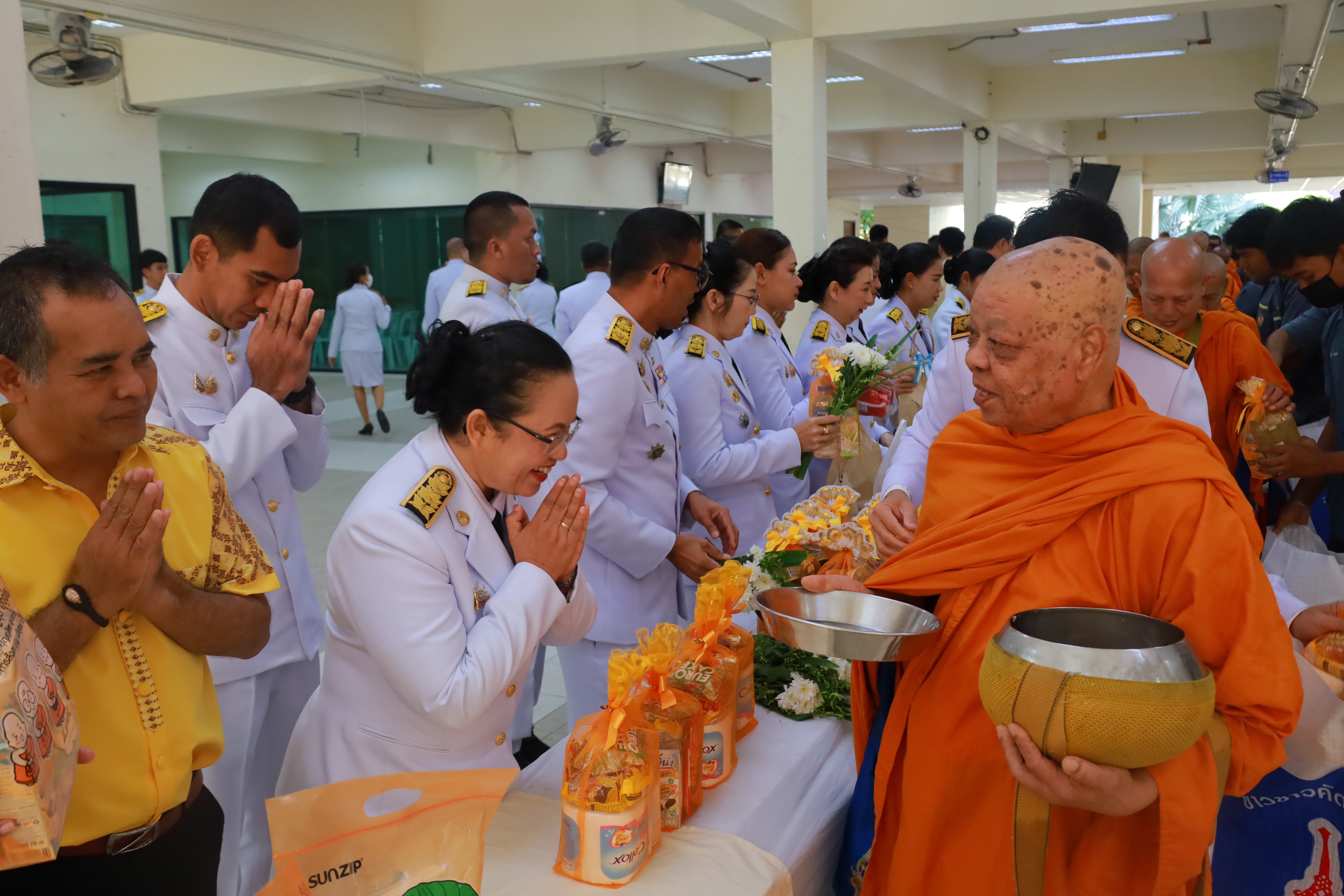 พช.ยะลา ร่วมพิธีเจริญพระพุทธมนต์ทำบุญตักบาตร  พิธีทางศาสนามหามงคลถวายพระราชกุศล 4 ศาสนา กิจกรรมเฉลิมพระเกียรติพระบาทสมเด็จพระเจ้าอยู่หัว  เนื่องในโอกาสพระราชพิธีสมมงคลพระชนมายุเท่าพระบาทสมเด็จพระพุทธยอดฟ้าจุฬาโลกมหาราช สมเด็จพระปฐมบรมกษัตริยาธิราชแห่งพระราชวงศ์จักรี พุทธศักราช 2568
