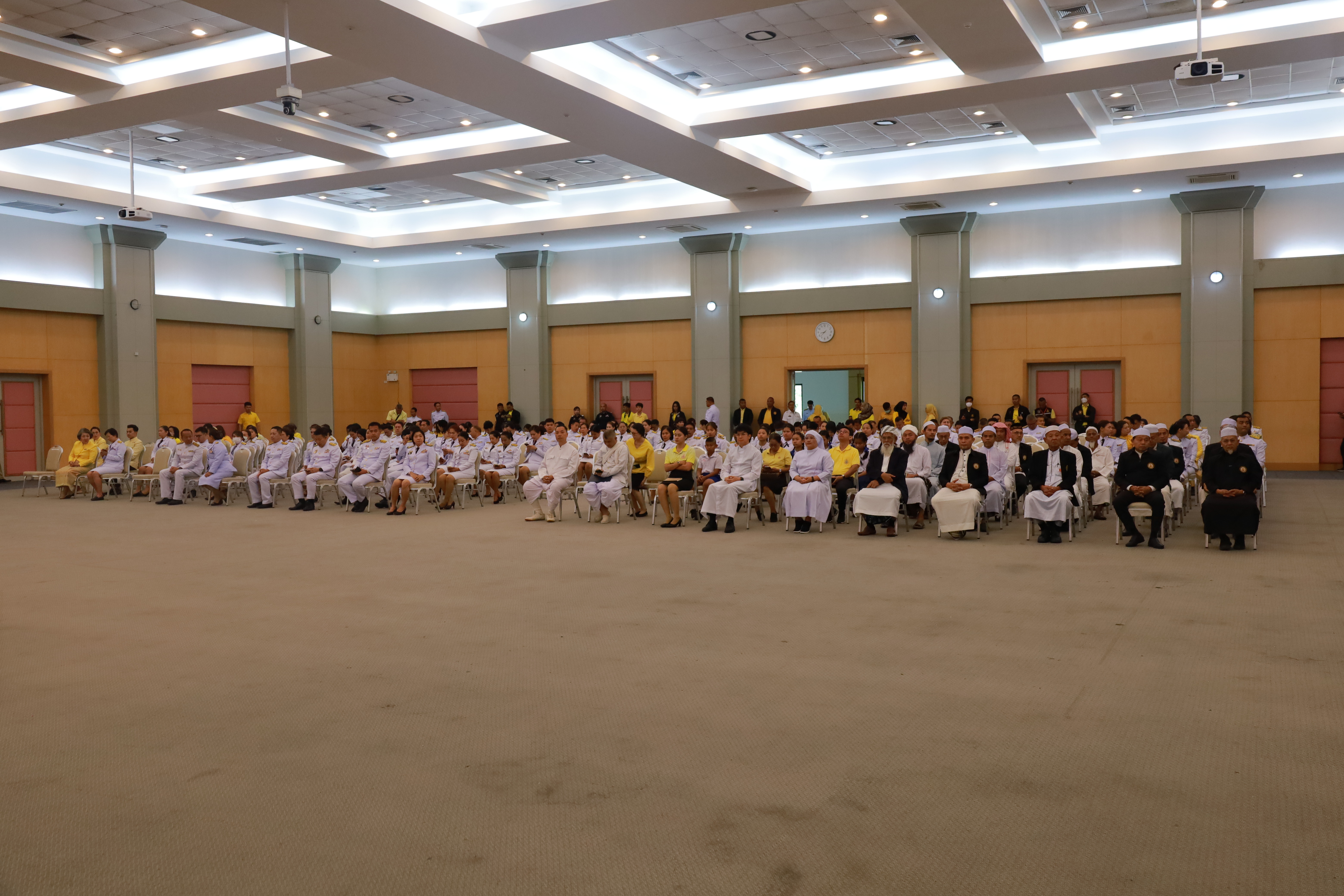 พช.ยะลา ร่วมพิธีเจริญพระพุทธมนต์ทำบุญตักบาตร  พิธีทางศาสนามหามงคลถวายพระราชกุศล 4 ศาสนา กิจกรรมเฉลิมพระเกียรติพระบาทสมเด็จพระเจ้าอยู่หัว  เนื่องในโอกาสพระราชพิธีสมมงคลพระชนมายุเท่าพระบาทสมเด็จพระพุทธยอดฟ้าจุฬาโลกมหาราช สมเด็จพระปฐมบรมกษัตริยาธิราชแห่งพระราชวงศ์จักรี พุทธศักราช 2568