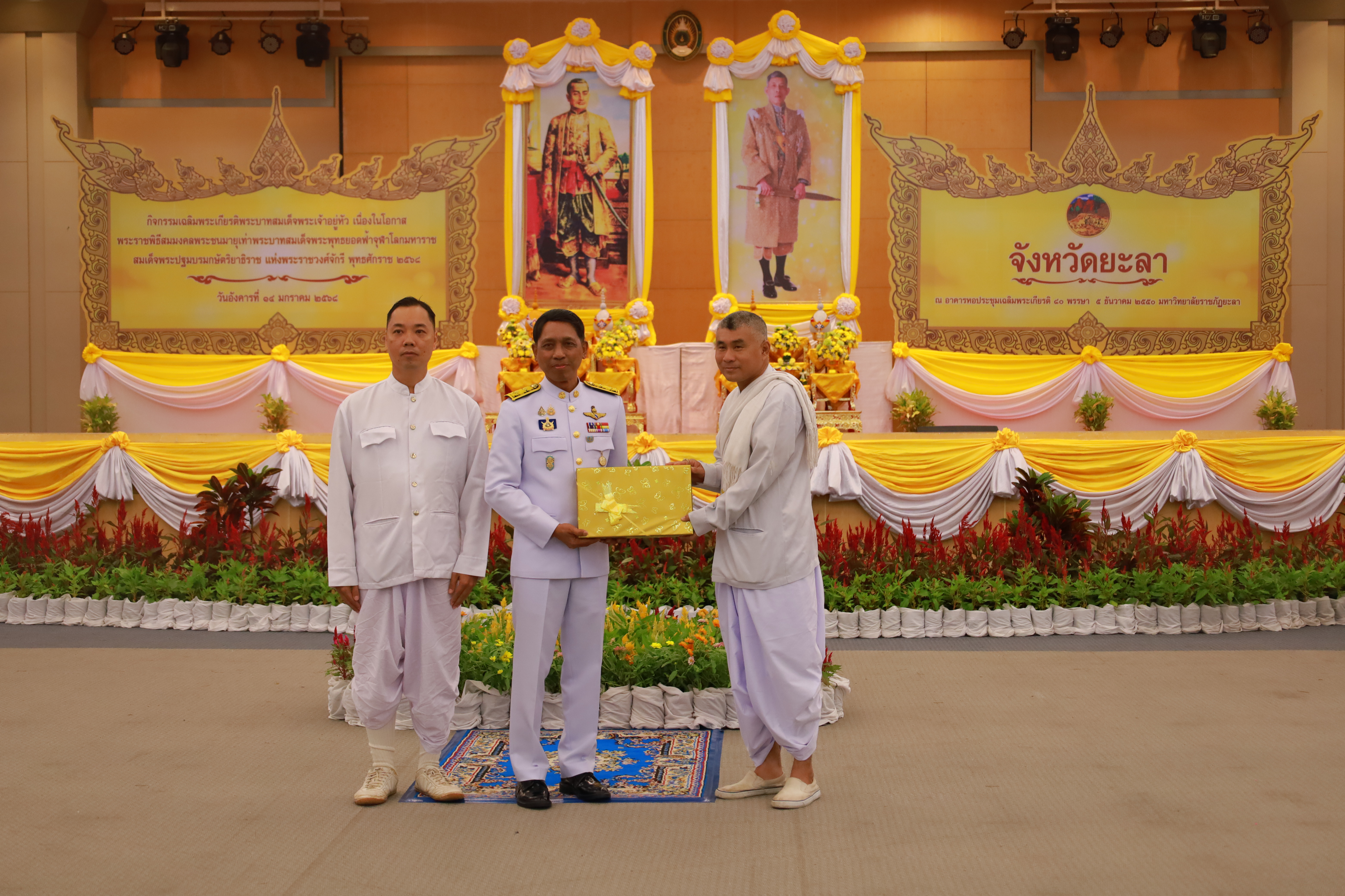 พช.ยะลา ร่วมพิธีเจริญพระพุทธมนต์ทำบุญตักบาตร  พิธีทางศาสนามหามงคลถวายพระราชกุศล 4 ศาสนา กิจกรรมเฉลิมพระเกียรติพระบาทสมเด็จพระเจ้าอยู่หัว  เนื่องในโอกาสพระราชพิธีสมมงคลพระชนมายุเท่าพระบาทสมเด็จพระพุทธยอดฟ้าจุฬาโลกมหาราช สมเด็จพระปฐมบรมกษัตริยาธิราชแห่งพระราชวงศ์จักรี พุทธศักราช 2568