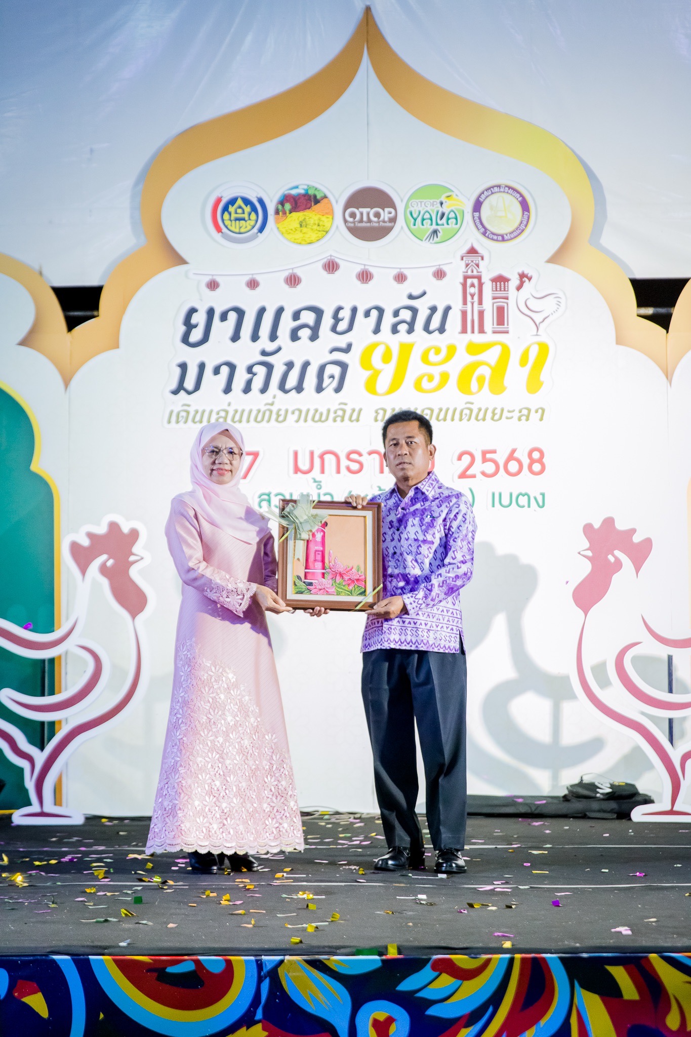 จังหวัดยะลา จัดงานถนนคนเดิน “ยาแลยาลัน มากันดียะลา” (เดินเล่นเที่ยวเพลิน ถนนคนเดินยะลา) ครั้งที่ 2 กระตุ้นเศรษฐกิจและส่งเสริมการตลาด สร้างรายได้แก่ผู้ประกอบการชุมชน