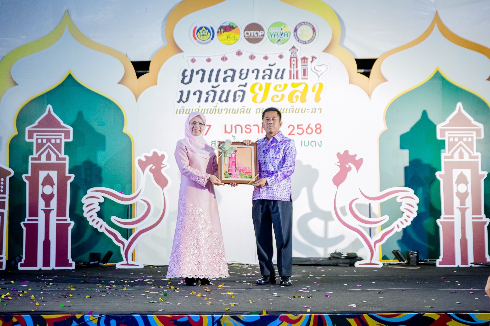จังหวัดยะลา จัดงานถนนคนเดิน “ยาแลยาลัน มากันดียะลา” (เดินเล่นเที่ยวเพลิน ถนนคนเดินยะลา) ครั้งที่ 2 กระตุ้นเศรษฐกิจและส่งเสริมการตลาด สร้างรายได้แก่ผู้ประกอบการชุมชน