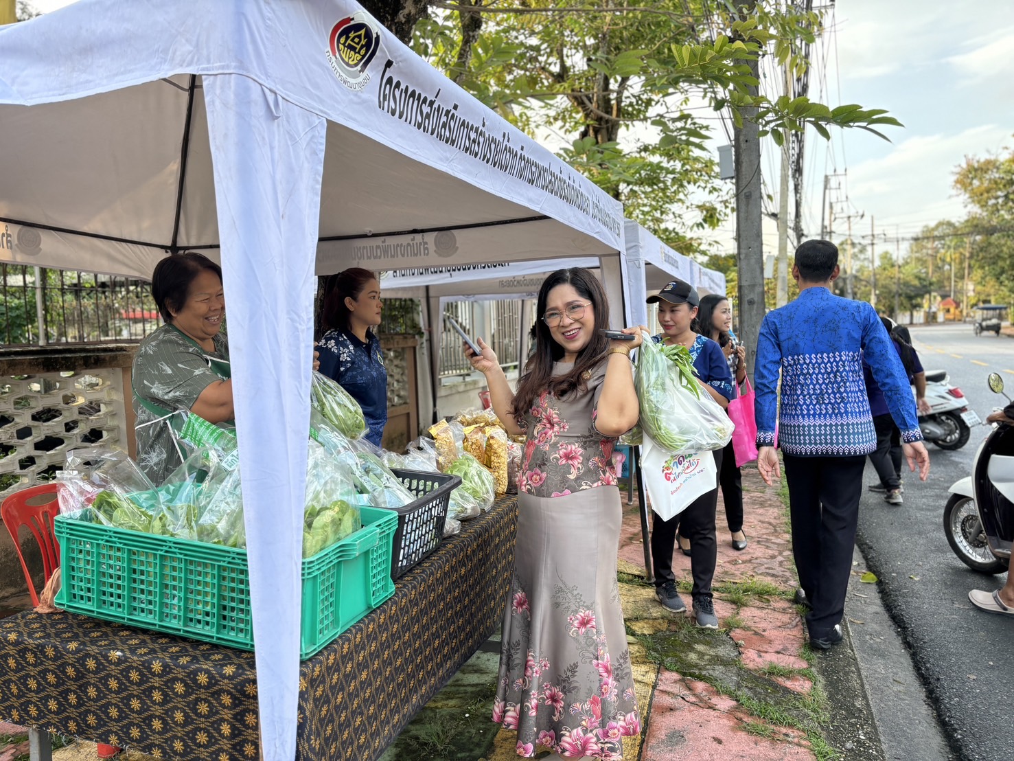 พช.ยะลา เปิดตลาดนัดคนไทยยิ้มได้ “ช้อปสุขใจ หน้าบ้าน พช.