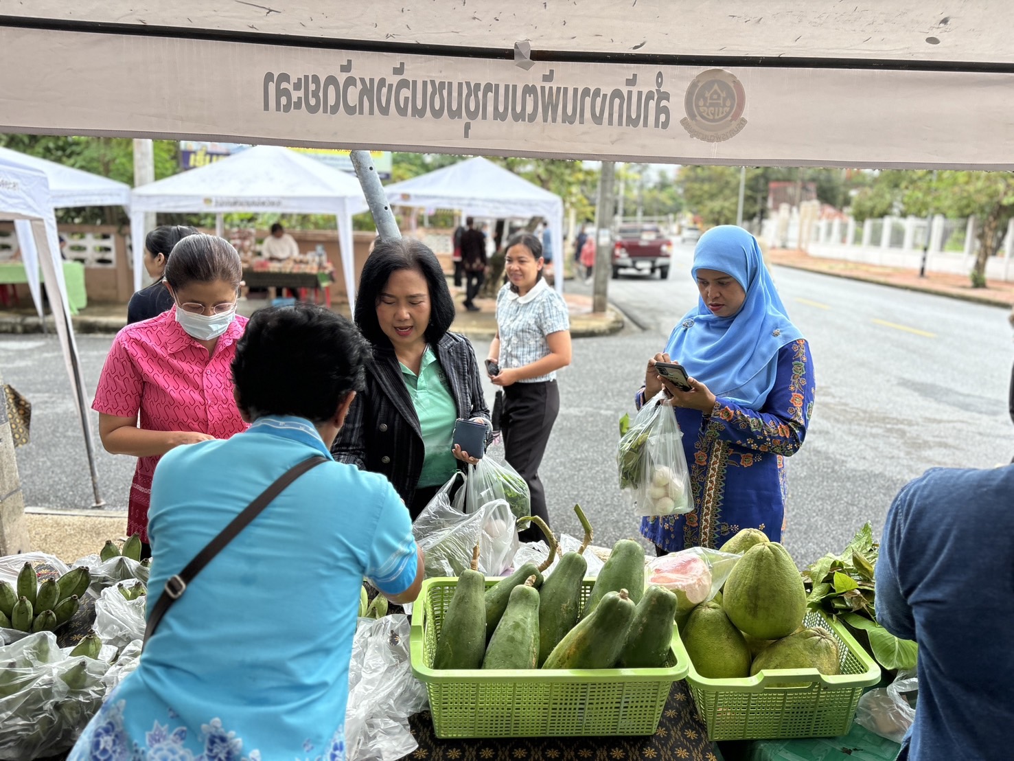 พช.ยะลา เปิดตลาดนัดคนไทยยิ้มได้ “ช้อปสุขใจ หน้าบ้าน พช.