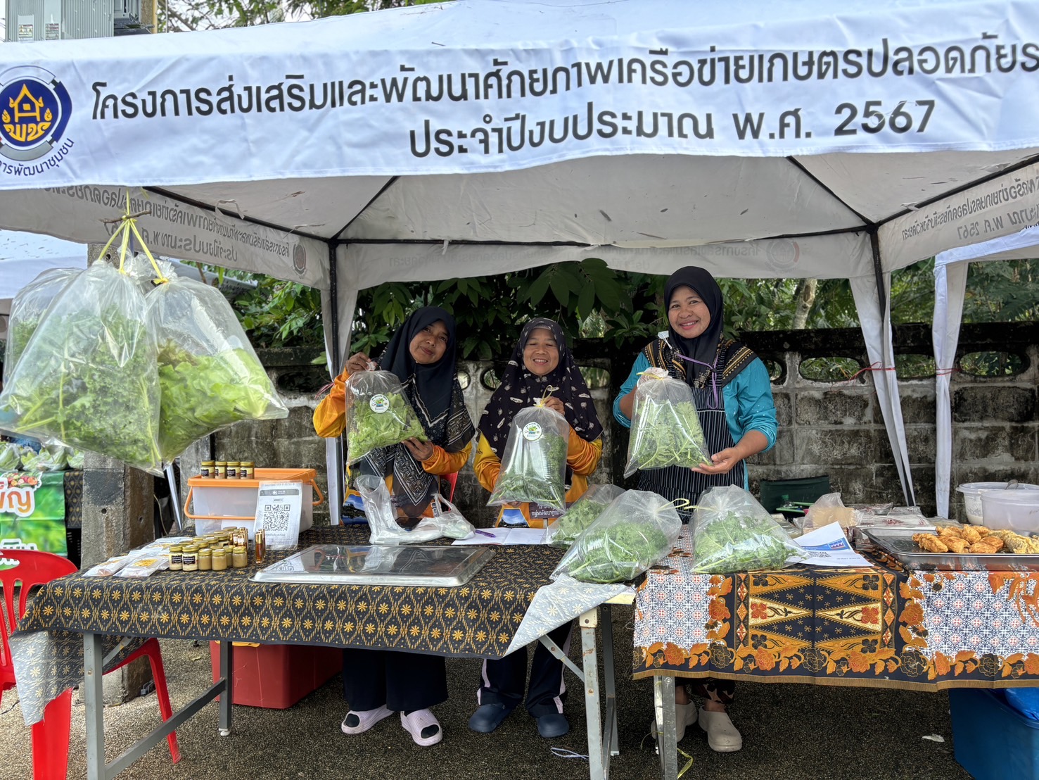 พช.ยะลา เปิดตลาดนัดคนไทยยิ้มได้ “ช้อปสุขใจ หน้าบ้าน พช.