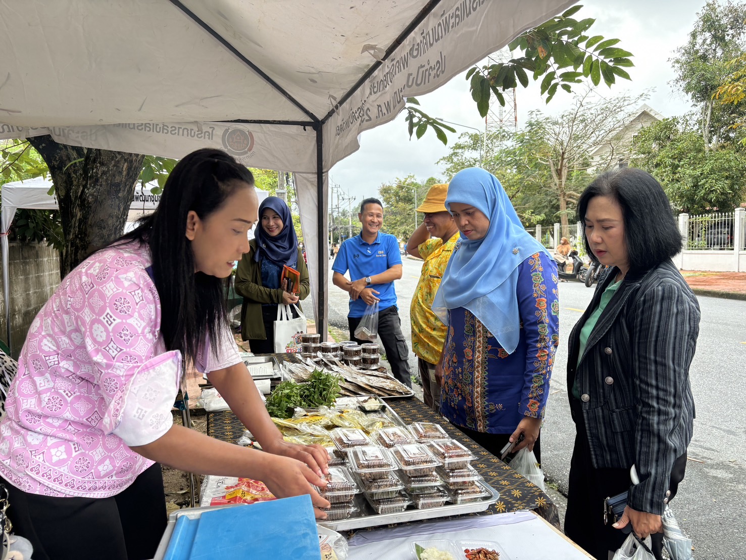 พช.ยะลา เปิดตลาดนัดคนไทยยิ้มได้ “ช้อปสุขใจ หน้าบ้าน พช.
