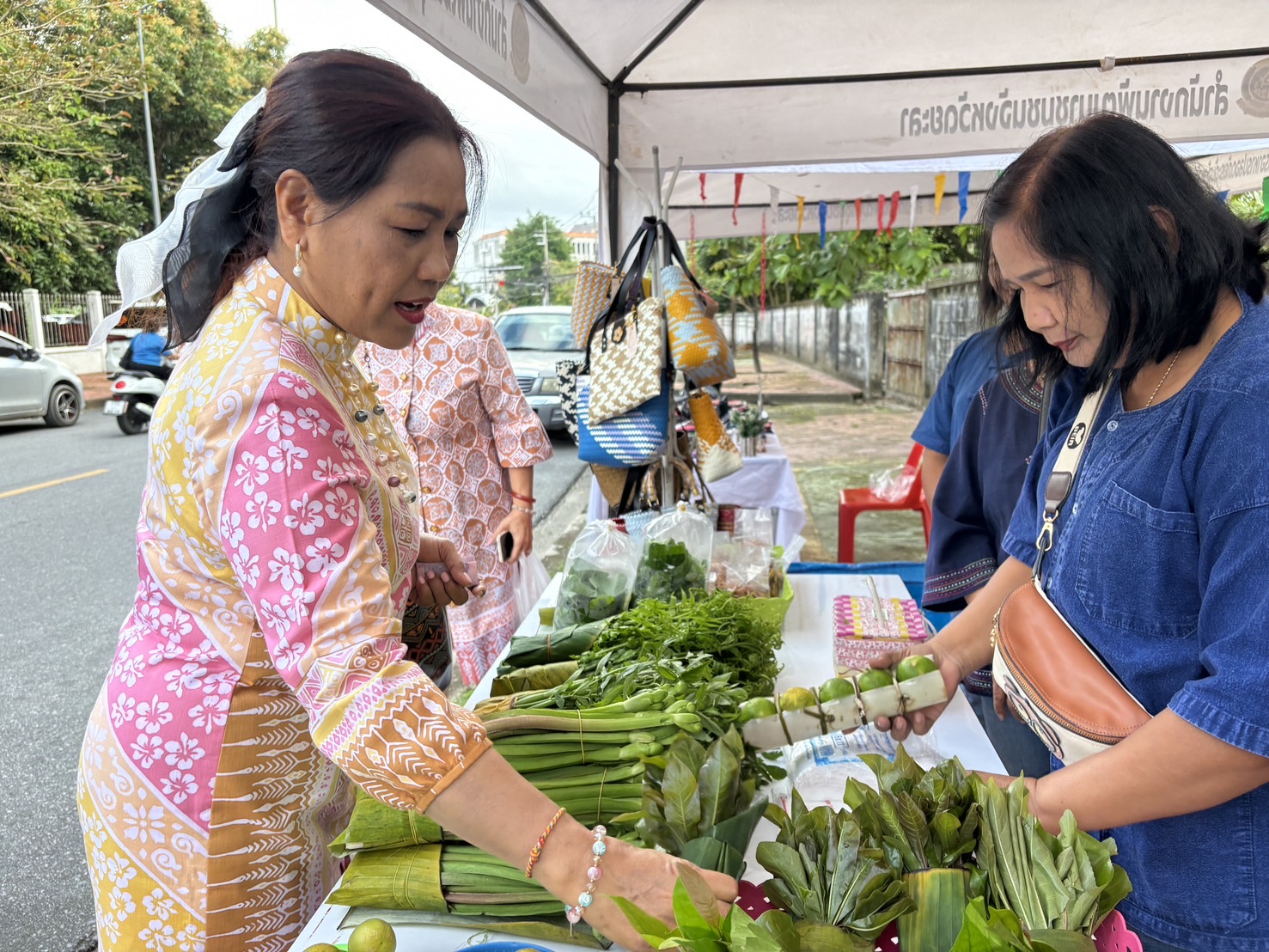พช.ยะลา จัดตลาดนัดคนไทยยิ้มได้ “ช้อปสุขใจ หน้าบ้าน พช.”