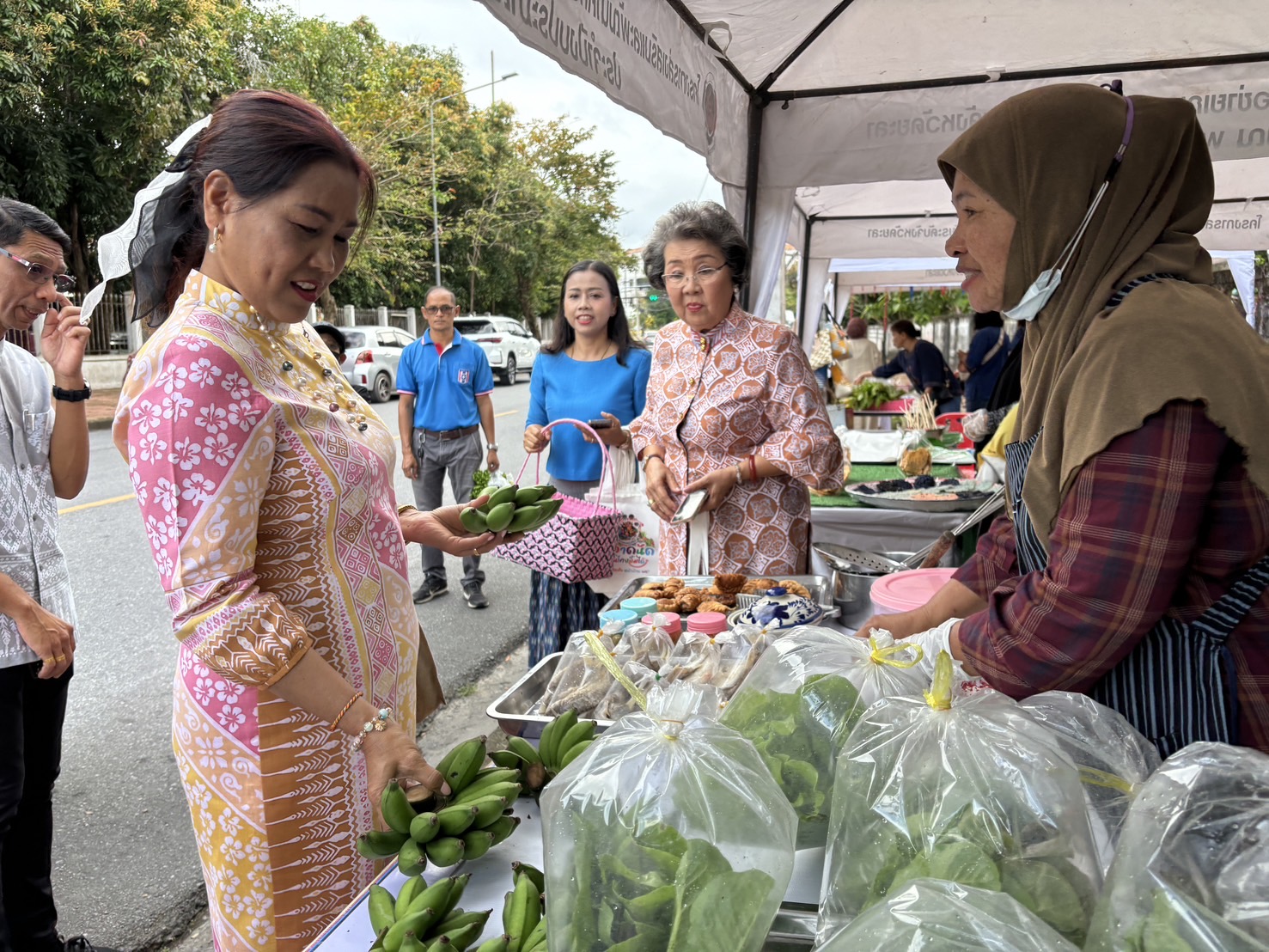 พช.ยะลา จัดตลาดนัดคนไทยยิ้มได้ “ช้อปสุขใจ หน้าบ้าน พช.”