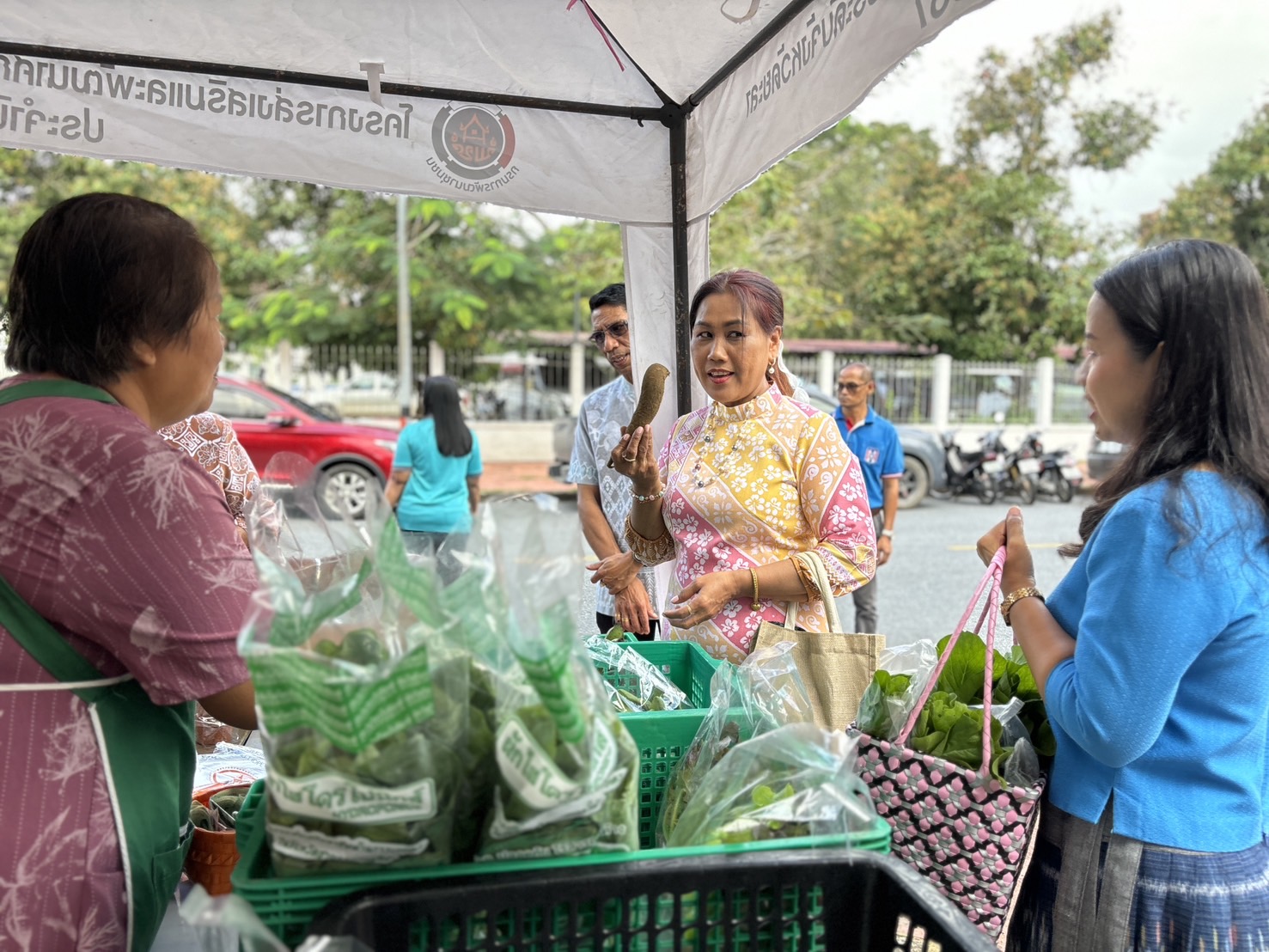 พช.ยะลา จัดตลาดนัดคนไทยยิ้มได้ “ช้อปสุขใจ หน้าบ้าน พช.”