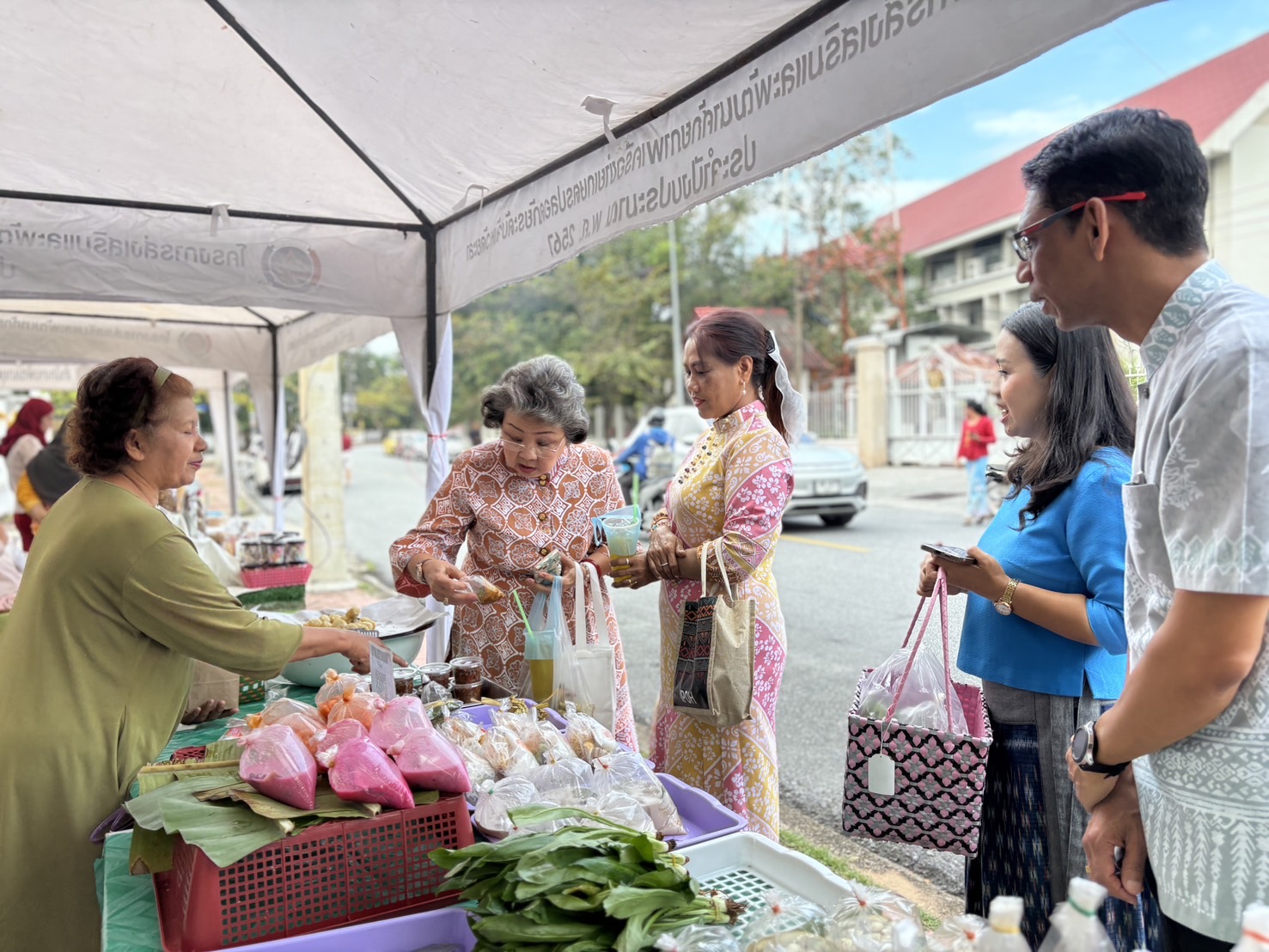 พช.ยะลา จัดตลาดนัดคนไทยยิ้มได้ “ช้อปสุขใจ หน้าบ้าน พช.”