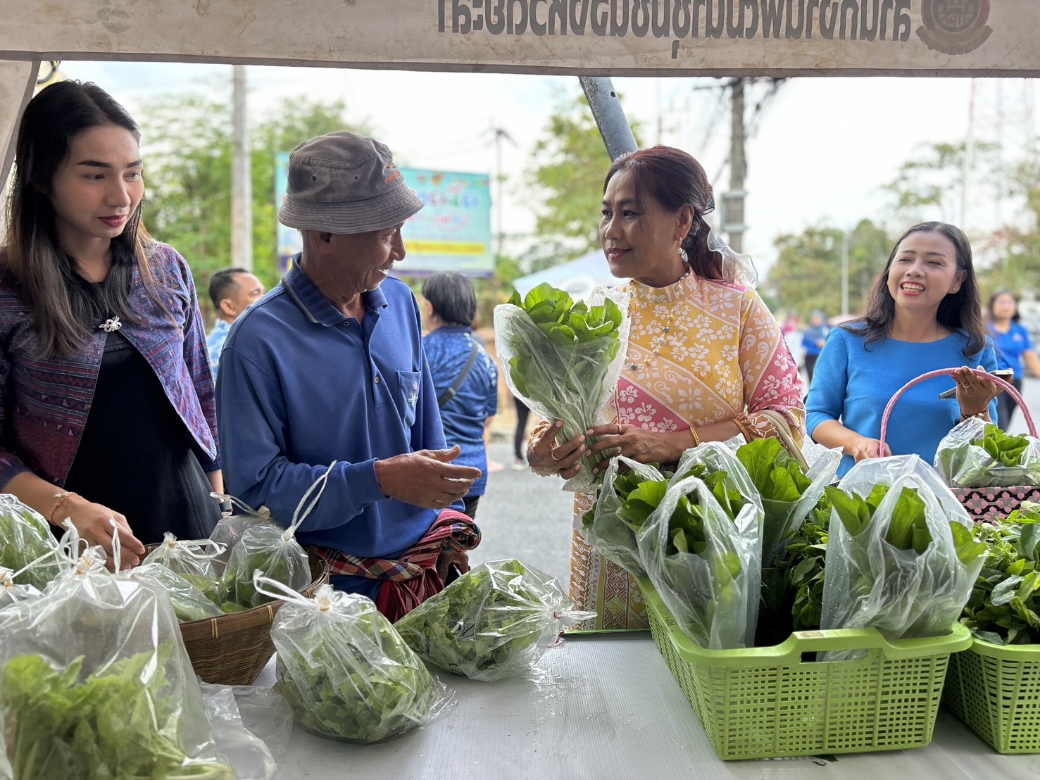 พช.ยะลา จัดตลาดนัดคนไทยยิ้มได้ “ช้อปสุขใจ หน้าบ้าน พช.”