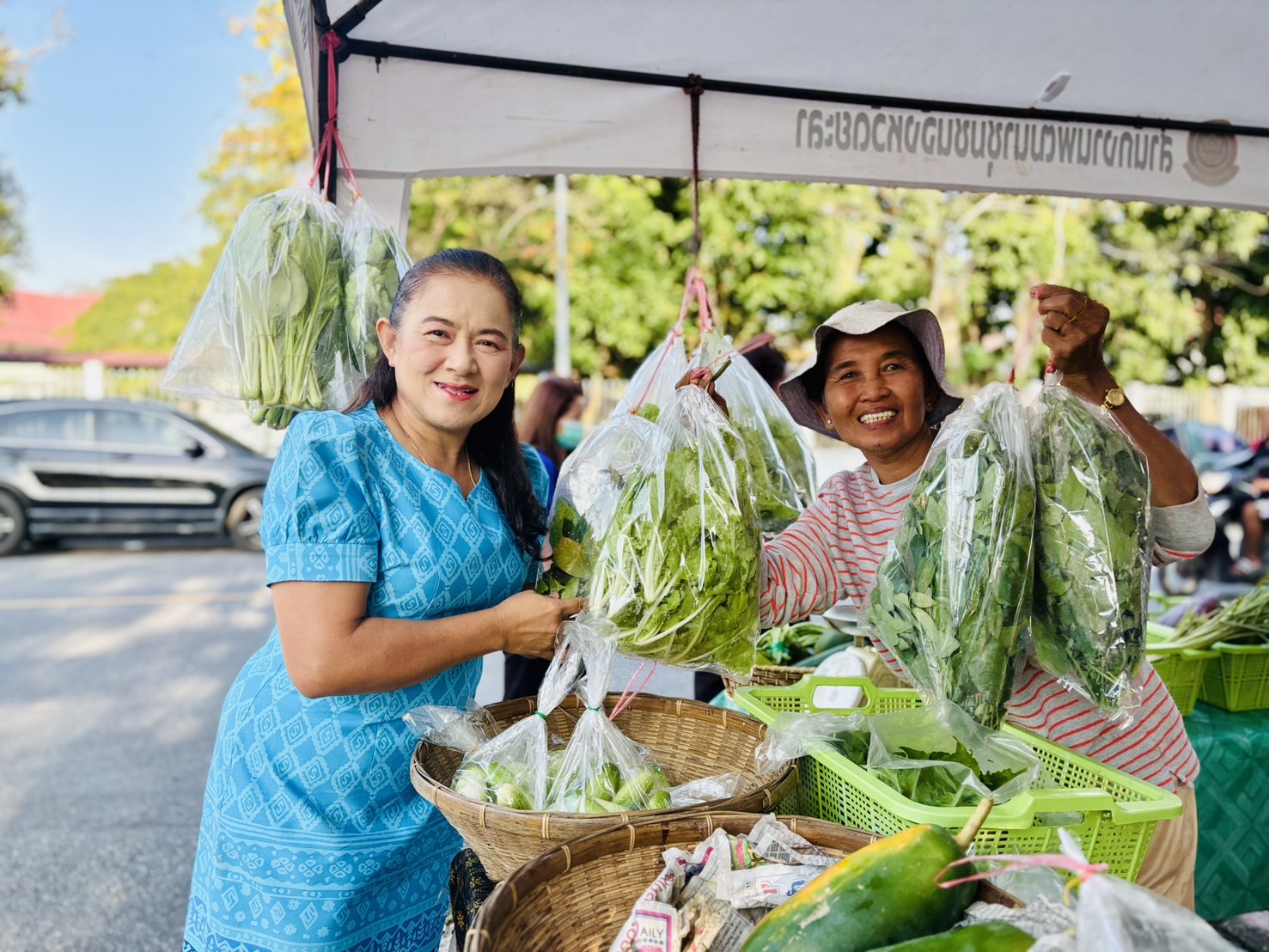 ตลาดนัดคนไทยยิ้มได้ “ช้อปสุขใจ หน้าบ้าน พช.” ครั้งที่ 3