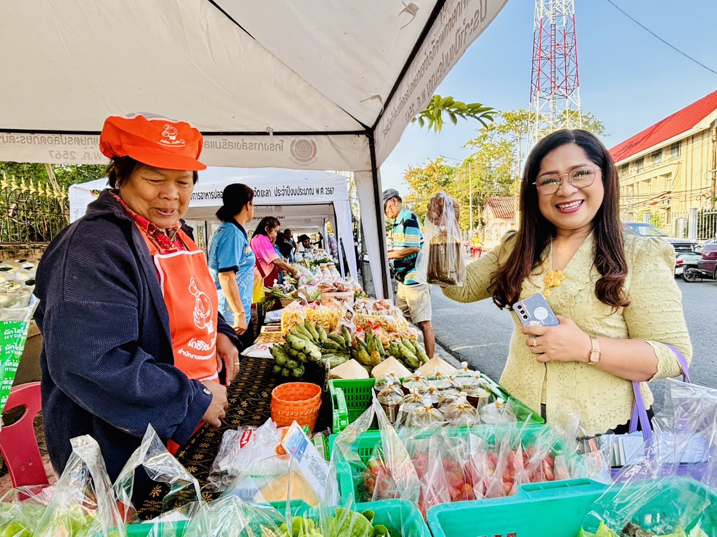 ตลาดนัดคนไทยยิ้มได้ “ช้อปสุขใจ หน้าบ้าน พช.” ครั้งที่ 3