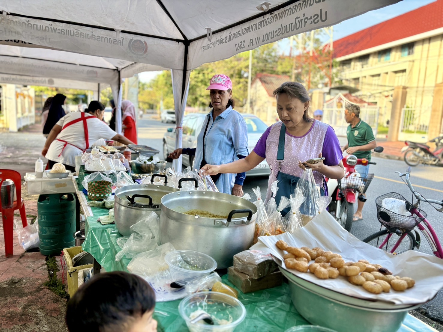 ตลาดนัดคนไทยยิ้มได้ “ช้อปสุขใจ หน้าบ้าน พช.” ครั้งที่ 3