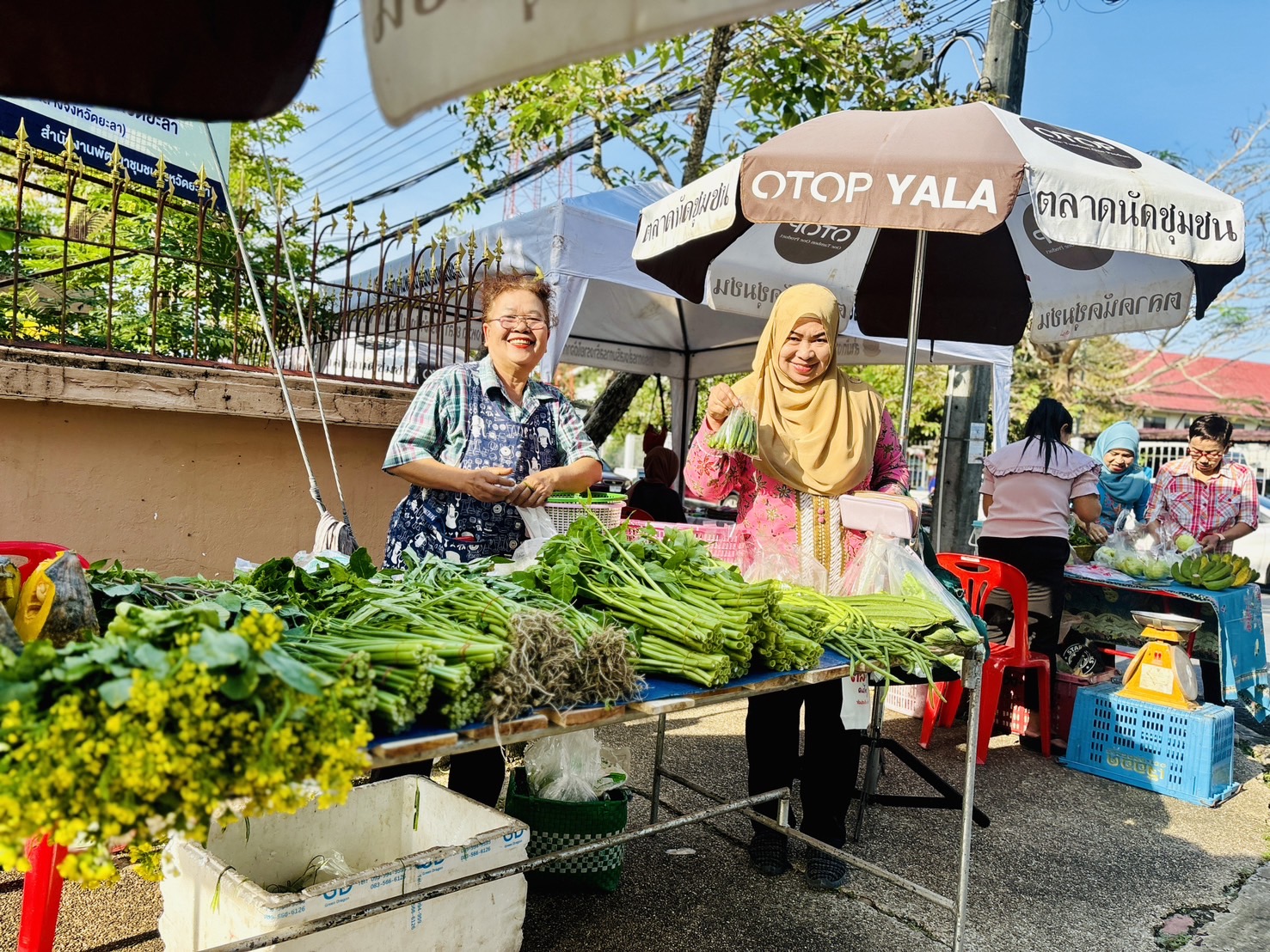 ตลาดนัดคนไทยยิ้มได้ “ช้อปสุขใจ หน้าบ้าน พช.” ครั้งที่ 3