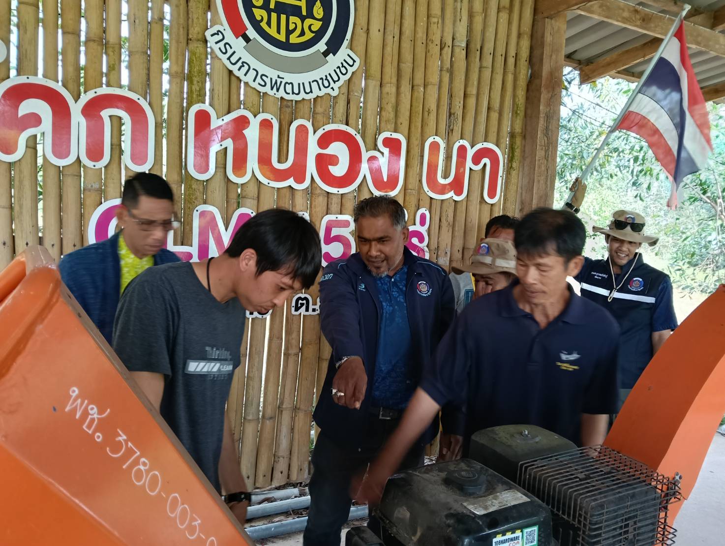 พช.ยะลา ลงพื้นที่ส่งมอบครุภัณฑ์เครื่องสับย่อยอาหารสัตว์ ศูนย์เรียนรู้ชุมชนต้นแบบการพัฒนาคุณภาพชีวิต (Community Lab Model for quality of life : CLM) พร้อมเยี่ยมชมแปลงศูนย์เรียนรู้ฯ