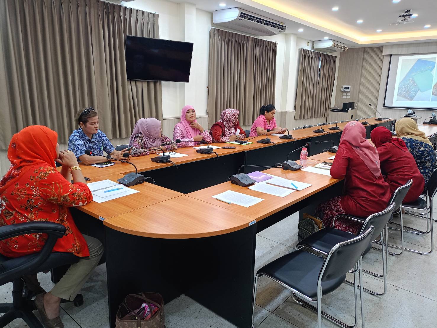 พช.ยะลา ร่วมกับ คณะกรรมการ กพสจ. ประชุมเตรียมความพร้อมการจัดงานสตรีสากล ประจำปี 2568