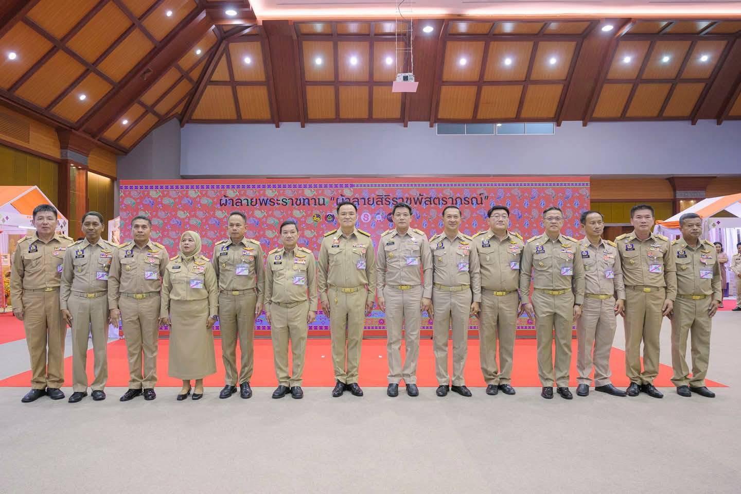 สมเด็จพระเจ้าลูกเธอ เจ้าฟ้าสิริวัณณวรี นารีรัตนราชกัญญา เสด็จไปทอดพระเนตรนิทรรศการ และการจัดแสดงผลงานภูมิปัญญาผ้าไทย และงานหัตถกรรมชุมชน ภาคใต้ และพระราชทานผ้าลายพระราชทาน “ผ้าลายสิริราชพัสตราภรณ์” ประเภทผ้าบาติก แก่รองนายกรัฐมนตรีและรมว.มหาดไทย เพื่อเชิญไปมอบแก่ช่างทอผ้าและช่างหัตถกรรมไทย