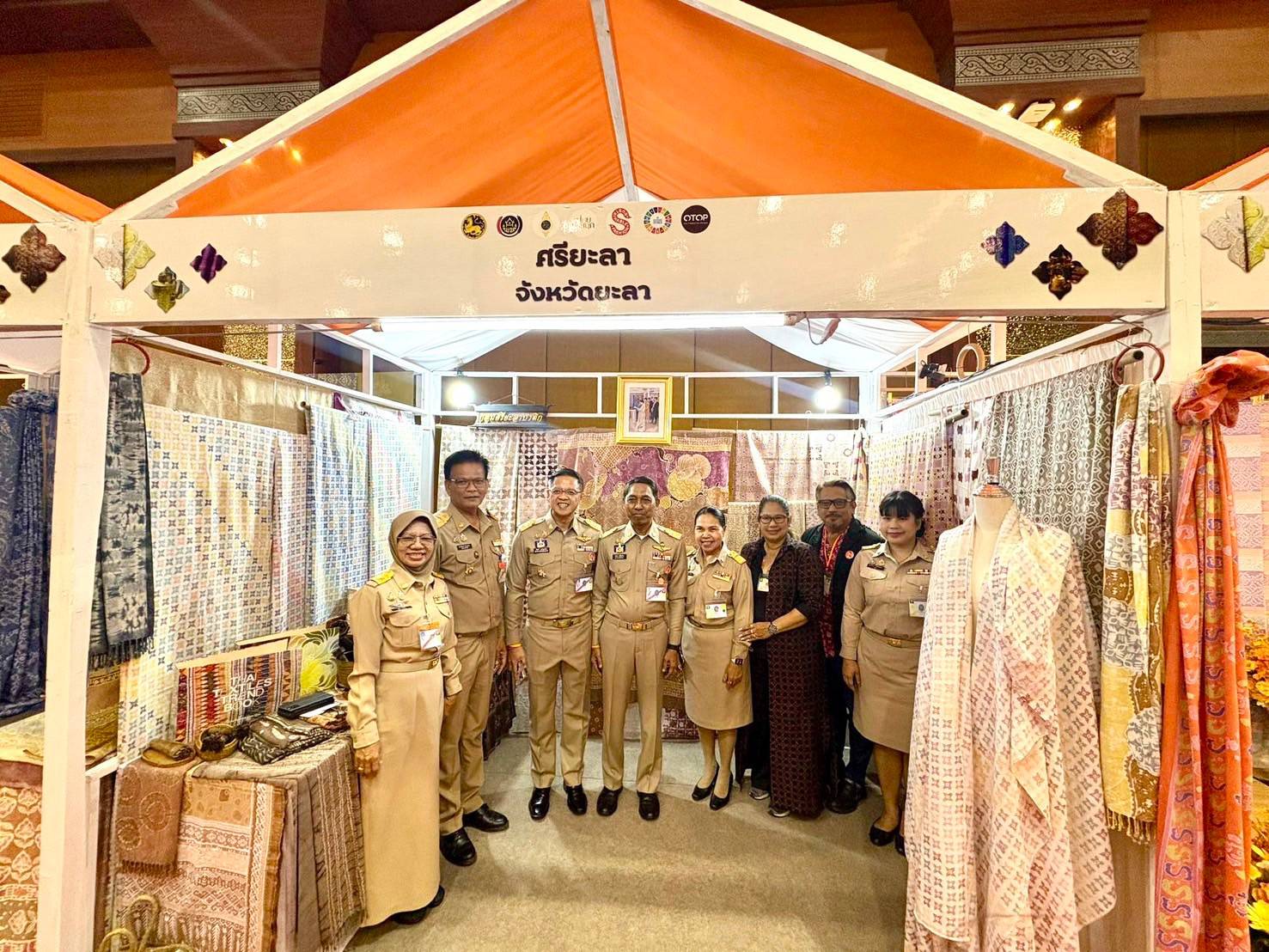 สมเด็จพระเจ้าลูกเธอ เจ้าฟ้าสิริวัณณวรี นารีรัตนราชกัญญา เสด็จไปทอดพระเนตรนิทรรศการ และการจัดแสดงผลงานภูมิปัญญาผ้าไทย และงานหัตถกรรมชุมชน ภาคใต้ และพระราชทานผ้าลายพระราชทาน “ผ้าลายสิริราชพัสตราภรณ์” ประเภทผ้าบาติก แก่รองนายกรัฐมนตรีและรมว.มหาดไทย เพื่อเชิญไปมอบแก่ช่างทอผ้าและช่างหัตถกรรมไทย