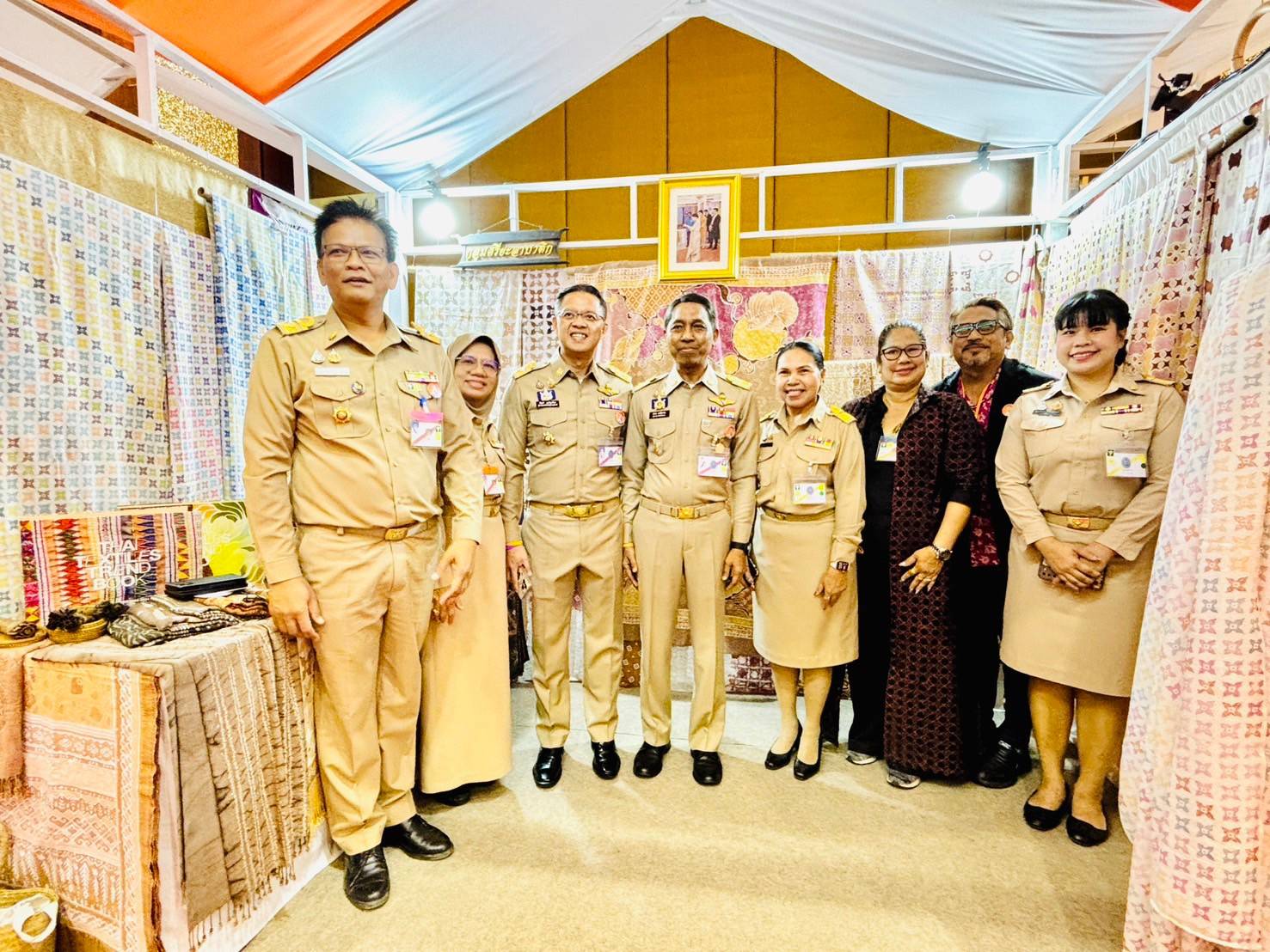 สมเด็จพระเจ้าลูกเธอ เจ้าฟ้าสิริวัณณวรี นารีรัตนราชกัญญา เสด็จไปทอดพระเนตรนิทรรศการ และการจัดแสดงผลงานภูมิปัญญาผ้าไทย และงานหัตถกรรมชุมชน ภาคใต้ และพระราชทานผ้าลายพระราชทาน “ผ้าลายสิริราชพัสตราภรณ์” ประเภทผ้าบาติก แก่รองนายกรัฐมนตรีและรมว.มหาดไทย เพื่อเชิญไปมอบแก่ช่างทอผ้าและช่างหัตถกรรมไทย