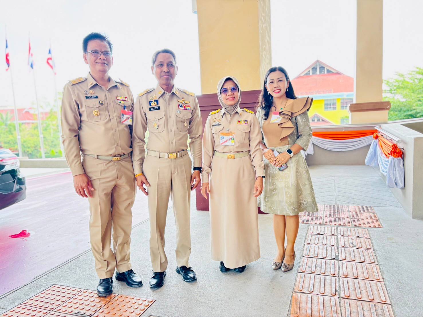 สมเด็จพระเจ้าลูกเธอ เจ้าฟ้าสิริวัณณวรี นารีรัตนราชกัญญา เสด็จไปทอดพระเนตรนิทรรศการ และการจัดแสดงผลงานภูมิปัญญาผ้าไทย และงานหัตถกรรมชุมชน ภาคใต้ และพระราชทานผ้าลายพระราชทาน “ผ้าลายสิริราชพัสตราภรณ์” ประเภทผ้าบาติก แก่รองนายกรัฐมนตรีและรมว.มหาดไทย เพื่อเชิญไปมอบแก่ช่างทอผ้าและช่างหัตถกรรมไทย