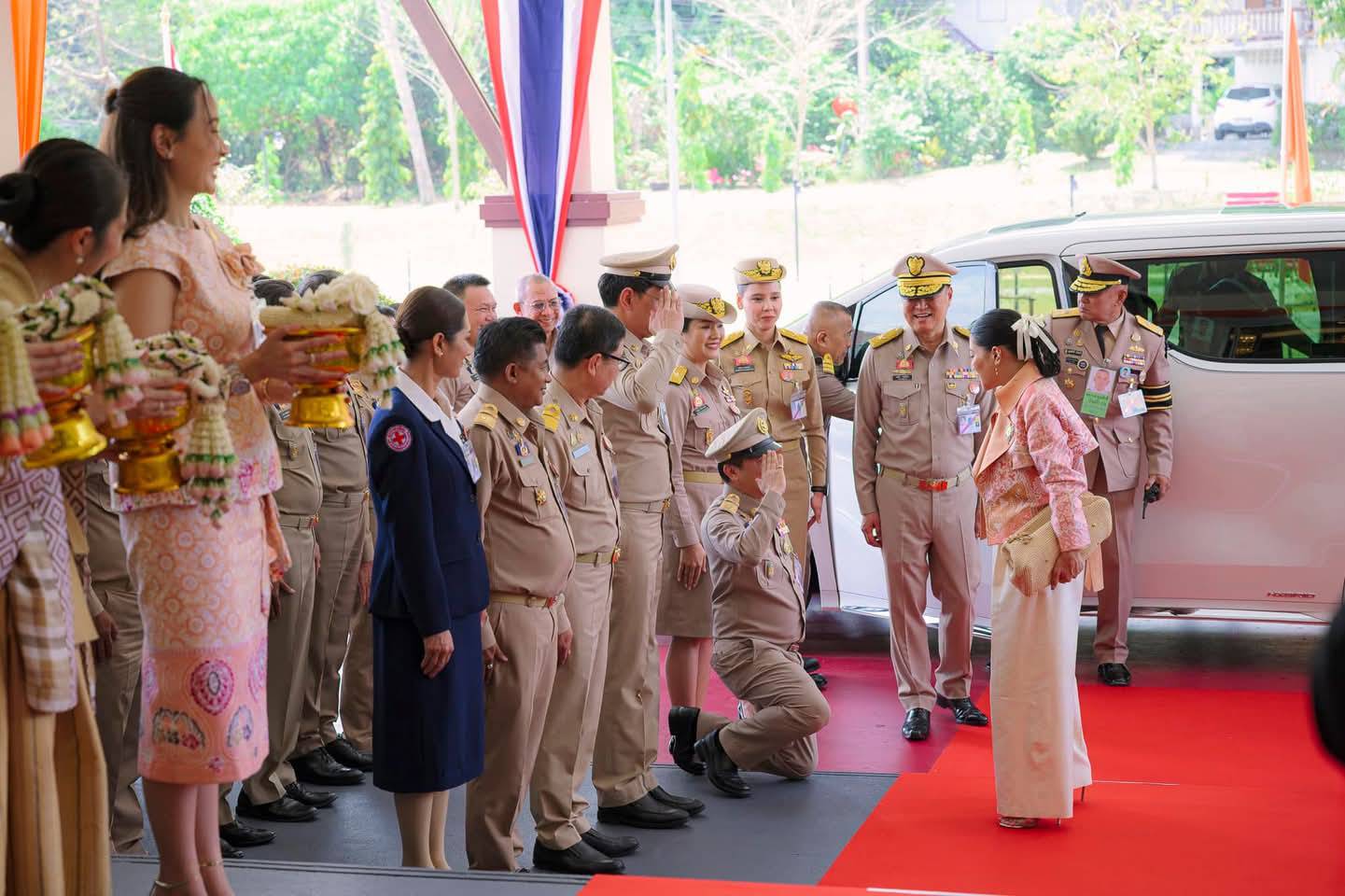 สมเด็จพระเจ้าลูกเธอ เจ้าฟ้าสิริวัณณวรี นารีรัตนราชกัญญา เสด็จไปทอดพระเนตรนิทรรศการ และการจัดแสดงผลงานภูมิปัญญาผ้าไทย และงานหัตถกรรมชุมชน ภาคใต้ และพระราชทานผ้าลายพระราชทาน “ผ้าลายสิริราชพัสตราภรณ์” ประเภทผ้าบาติก แก่รองนายกรัฐมนตรีและรมว.มหาดไทย เพื่อเชิญไปมอบแก่ช่างทอผ้าและช่างหัตถกรรมไทย