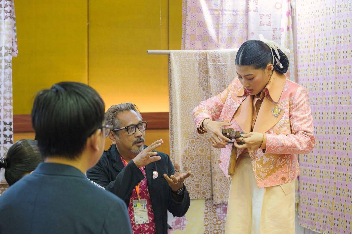 สมเด็จพระเจ้าลูกเธอ เจ้าฟ้าสิริวัณณวรี นารีรัตนราชกัญญา เสด็จไปทอดพระเนตรนิทรรศการ และการจัดแสดงผลงานภูมิปัญญาผ้าไทย และงานหัตถกรรมชุมชน ภาคใต้ และพระราชทานผ้าลายพระราชทาน “ผ้าลายสิริราชพัสตราภรณ์” ประเภทผ้าบาติก แก่รองนายกรัฐมนตรีและรมว.มหาดไทย เพื่อเชิญไปมอบแก่ช่างทอผ้าและช่างหัตถกรรมไทย