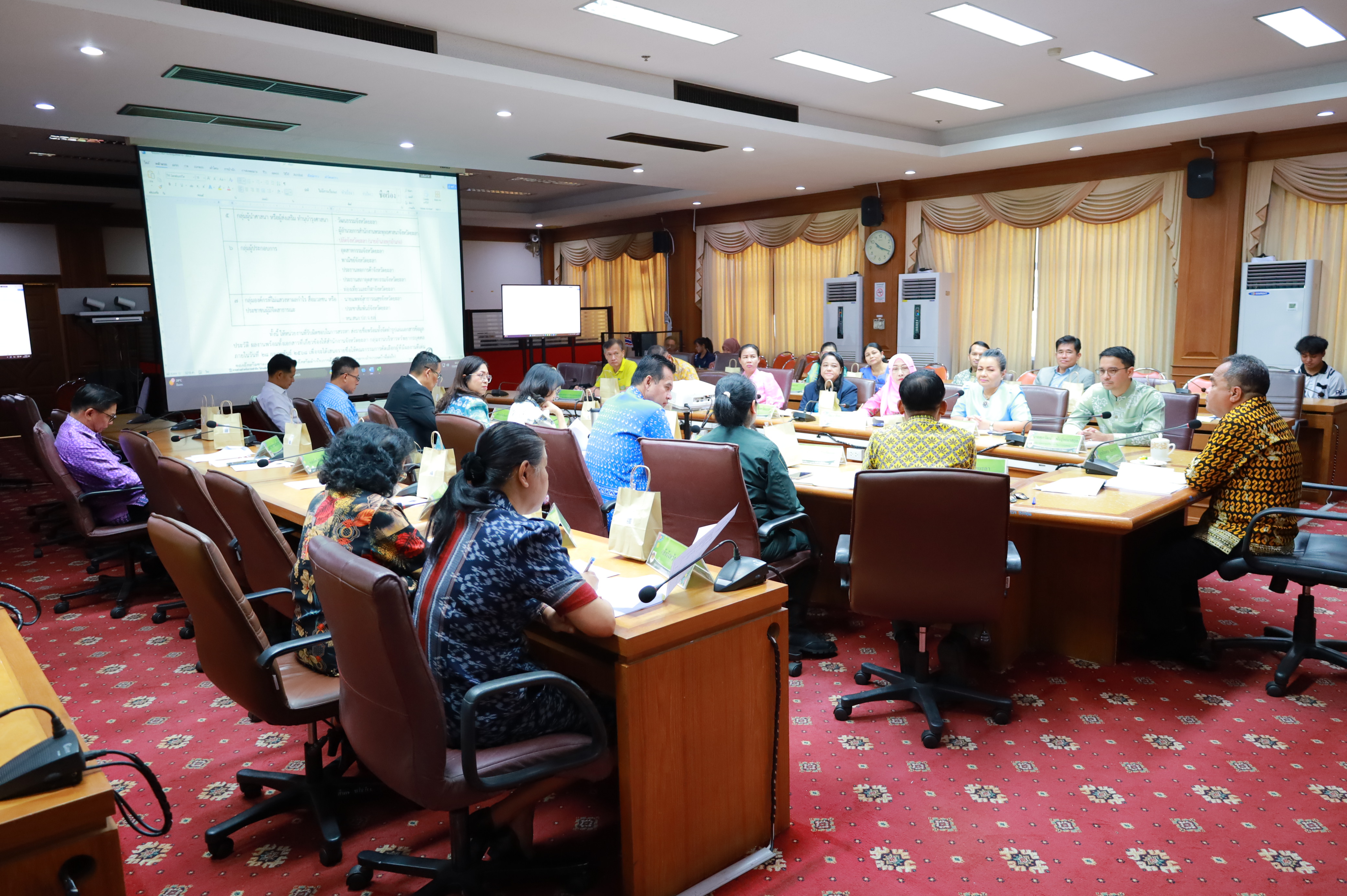 พช.ยะลา ร่วมประชุมคณะกรรมการสรรหาผู้ที่มีผลงานดีเด่นของจังหวัดชายแดนใต้ ประจำปี พ.ศ. 2567