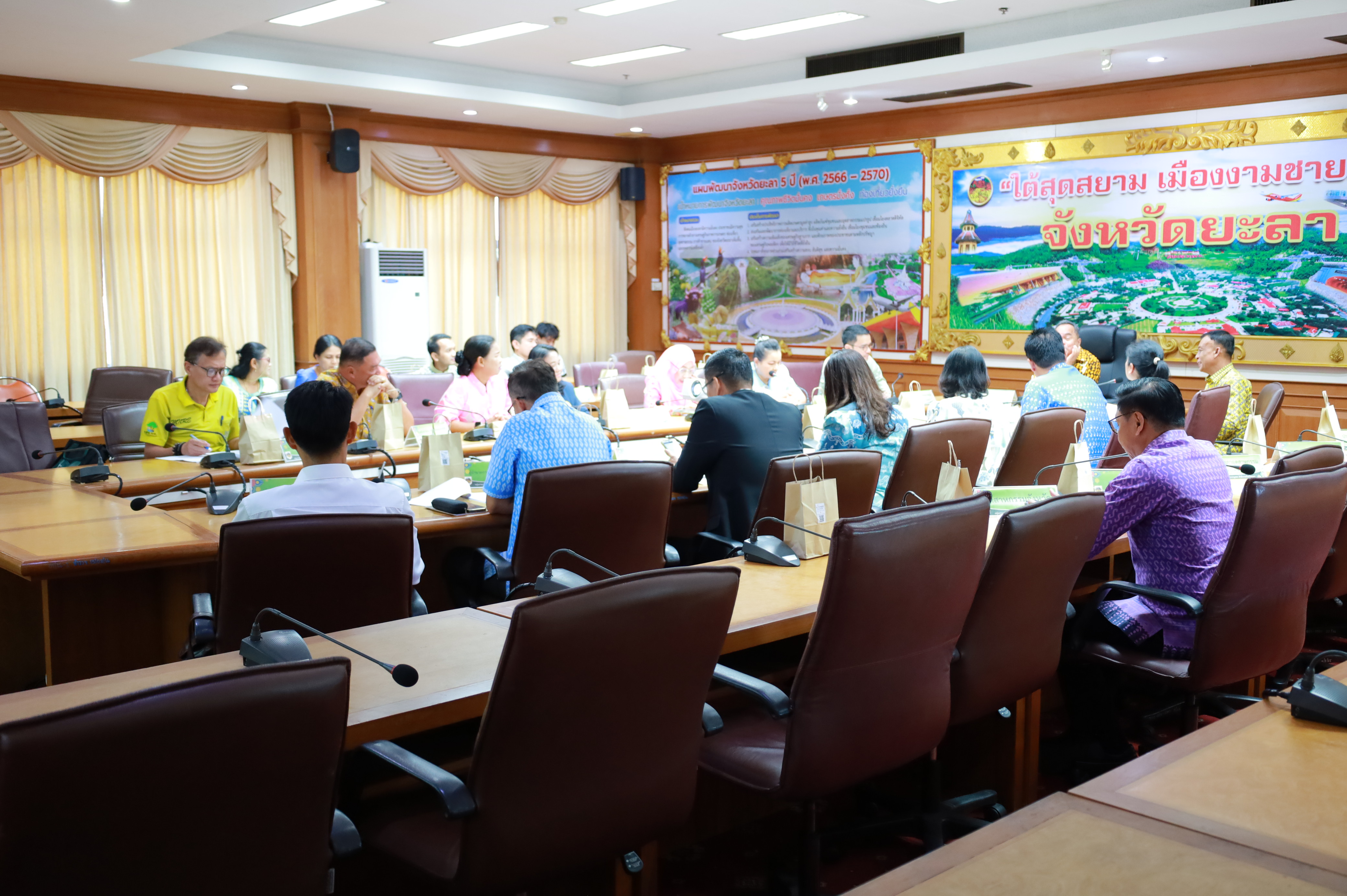 พช.ยะลา ร่วมประชุมคณะกรรมการสรรหาผู้ที่มีผลงานดีเด่นของจังหวัดชายแดนใต้ ประจำปี พ.ศ. 2567