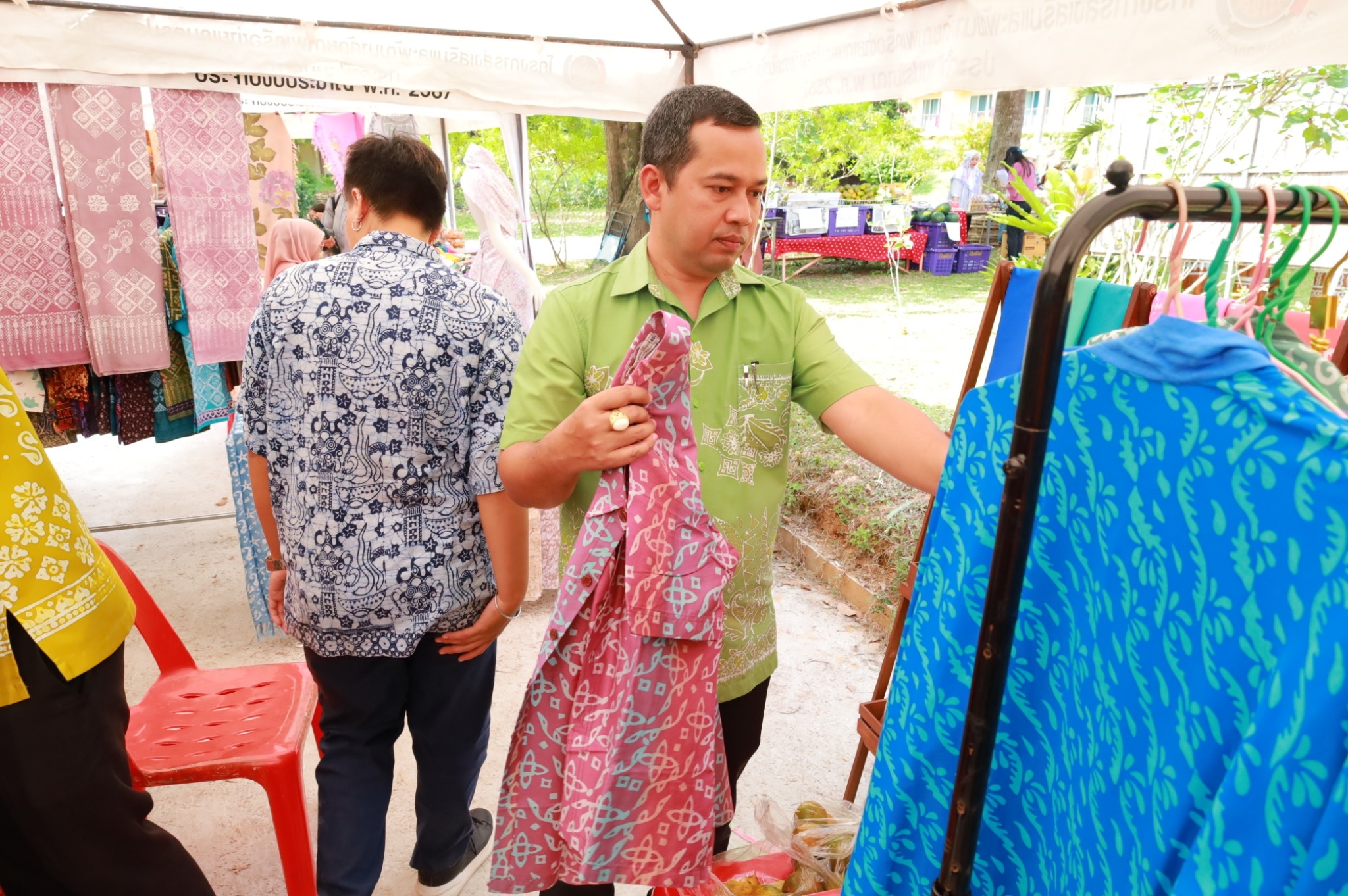 พช. ยะลา นำผู้ประกอบการ OTOP ออกบูทตลาดนัด OTOP สัญจร ร่วมจำหน่าย ณ ศพช.ยะลา