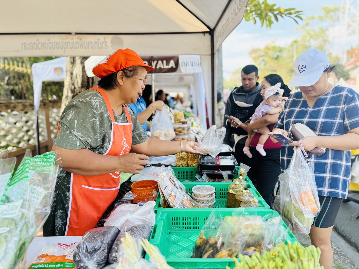 พช.ยะลา จัดตลาดนัดคนไทยยิ้มได้ “ช้อปสุขใจ หน้าบ้าน พช.” สัปดาห์ที่ 4 ยอดปังๆ เพิ่มขึ้นทุกสัปดาห์