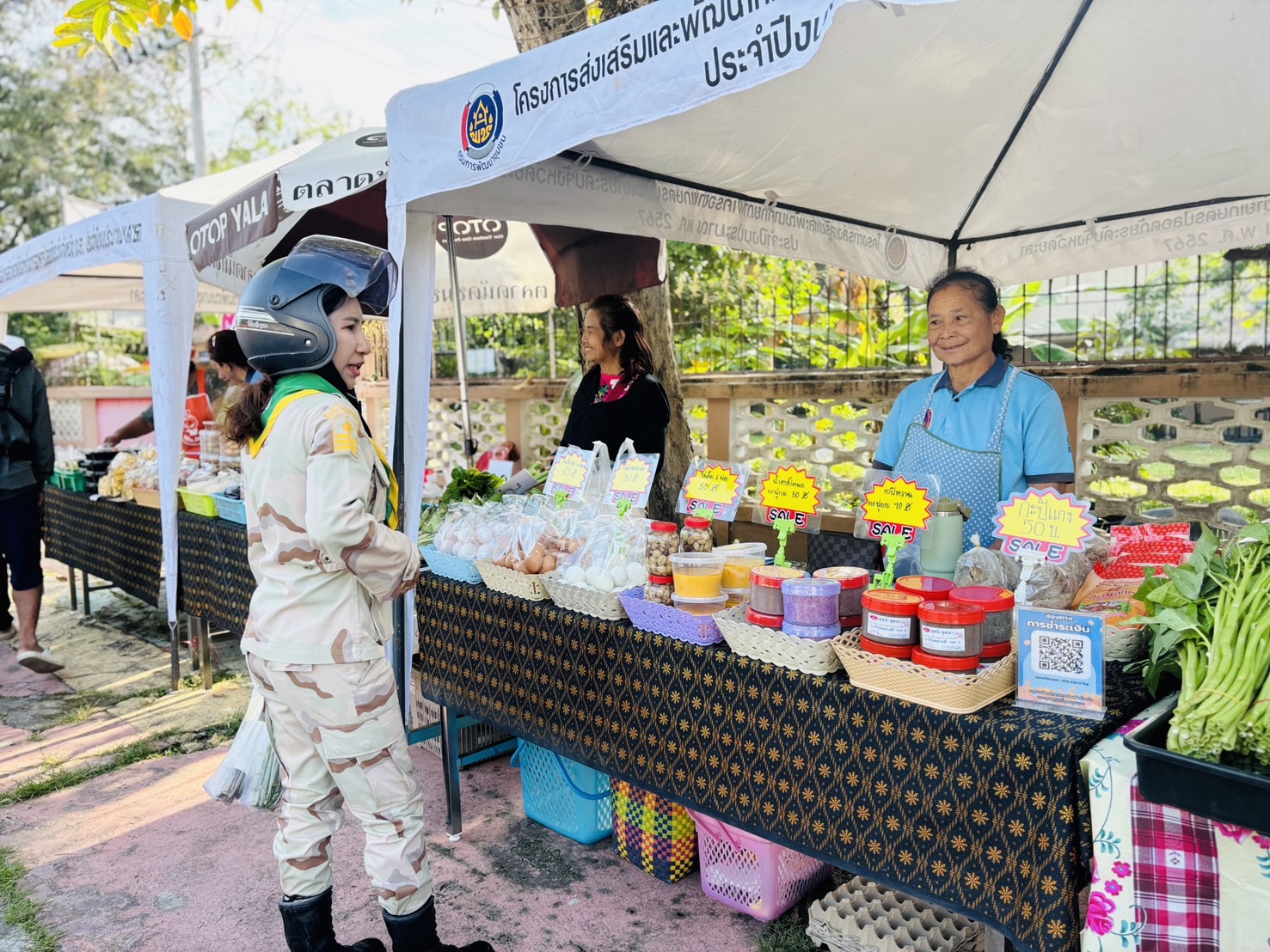 พช.ยะลา จัดตลาดนัดคนไทยยิ้มได้ “ช้อปสุขใจ หน้าบ้าน พช.” สัปดาห์ที่ 4 ยอดปังๆ เพิ่มขึ้นทุกสัปดาห์