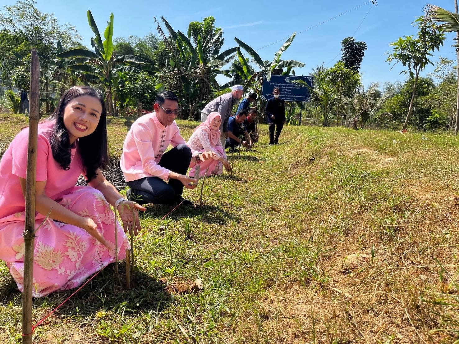 พช.ยะลา ลงพื้นที่ติดตามโครงการพัฒนาศูนย์เรียนรู้การพัฒนาคุณภาพชีวิตตามหลักทฤษฎีใหม่ ประยุกต์สู่่ “โคก หนอง นา” และติดตามเยี่ยมเยียนกลุ่มทอผ้านิคมกือลอง อำเภอบันนังสตา
