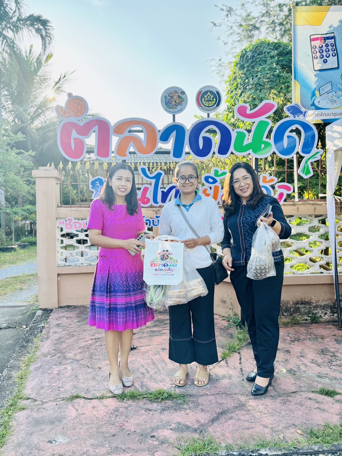 พช.ยะลา จัดตลาดนัดคนไทยยิ้มได้ “ช้อปสุขใจ หน้าบ้าน พช.” สัปดาห์ที่ 5 ยอดปังๆ เพิ่มขึ้นทุกสัปดาห์