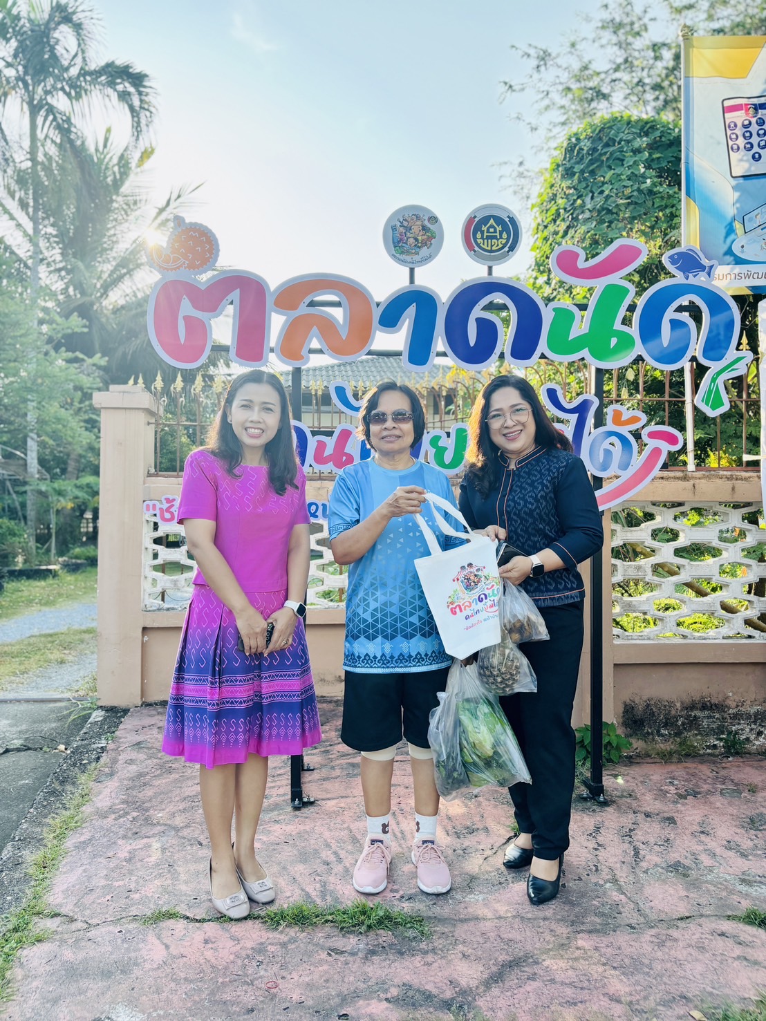 พช.ยะลา จัดตลาดนัดคนไทยยิ้มได้ “ช้อปสุขใจ หน้าบ้าน พช.” สัปดาห์ที่ 5 ยอดปังๆ เพิ่มขึ้นทุกสัปดาห์