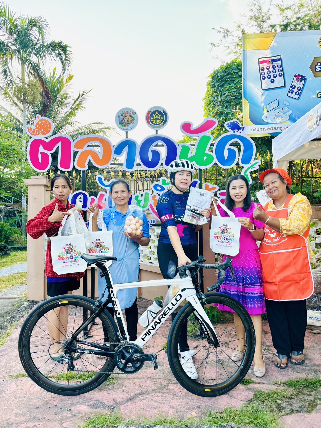 พช.ยะลา จัดตลาดนัดคนไทยยิ้มได้ “ช้อปสุขใจ หน้าบ้าน พช.” สัปดาห์ที่ 5 ยอดปังๆ เพิ่มขึ้นทุกสัปดาห์