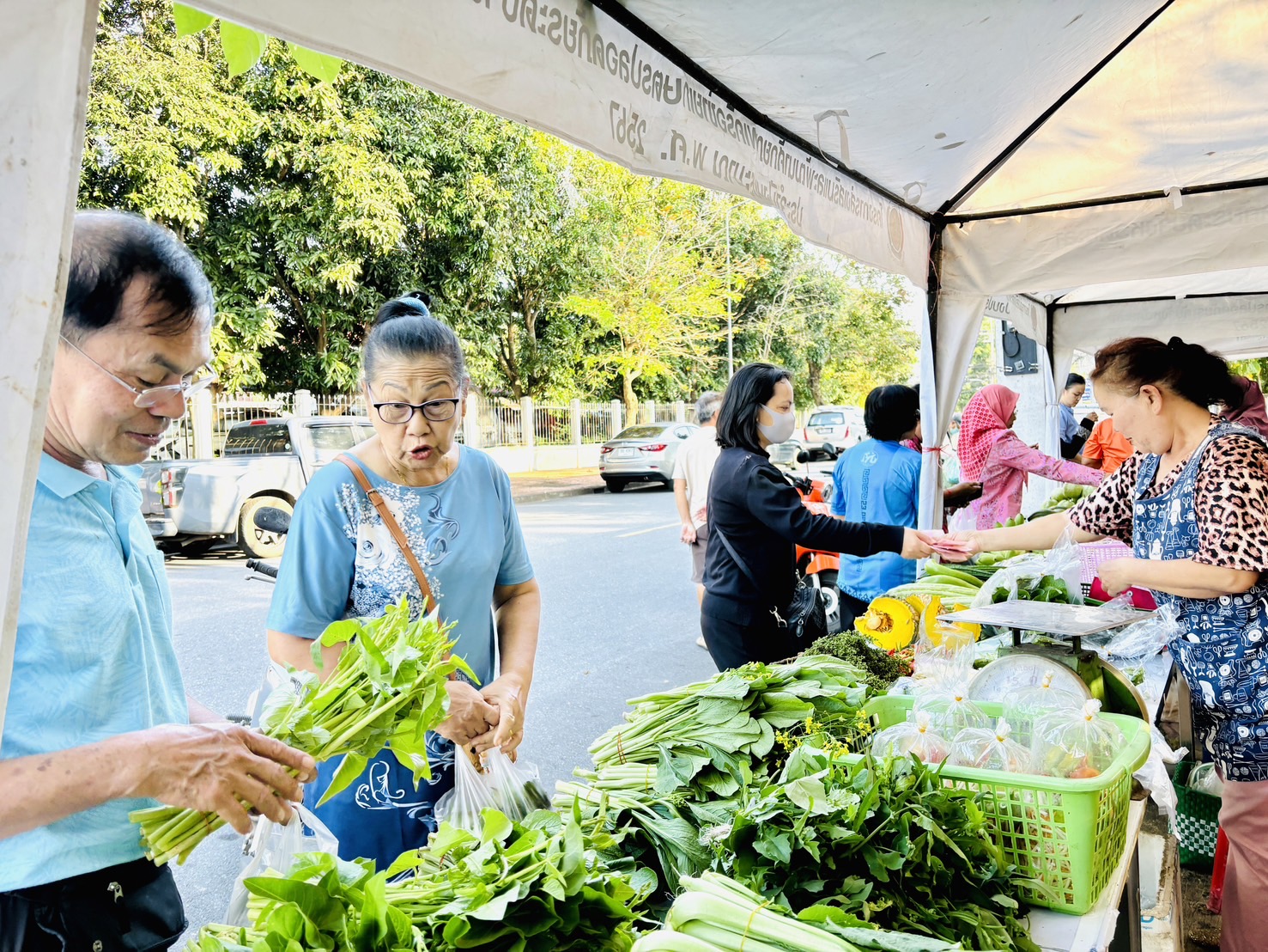 พช.ยะลา จัดตลาดนัดคนไทยยิ้มได้ “ช้อปสุขใจ หน้าบ้าน พช.” สัปดาห์ที่ 5 ยอดปังๆ เพิ่มขึ้นทุกสัปดาห์